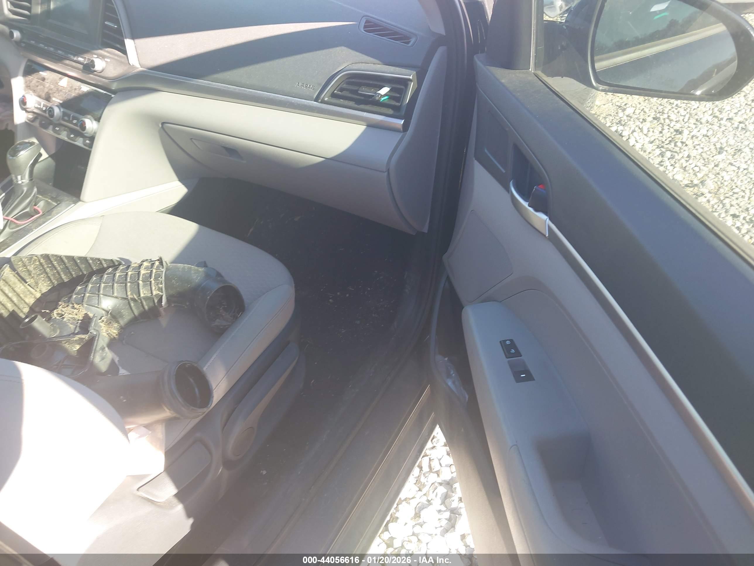 HYUNDAI ELANTRA image 5