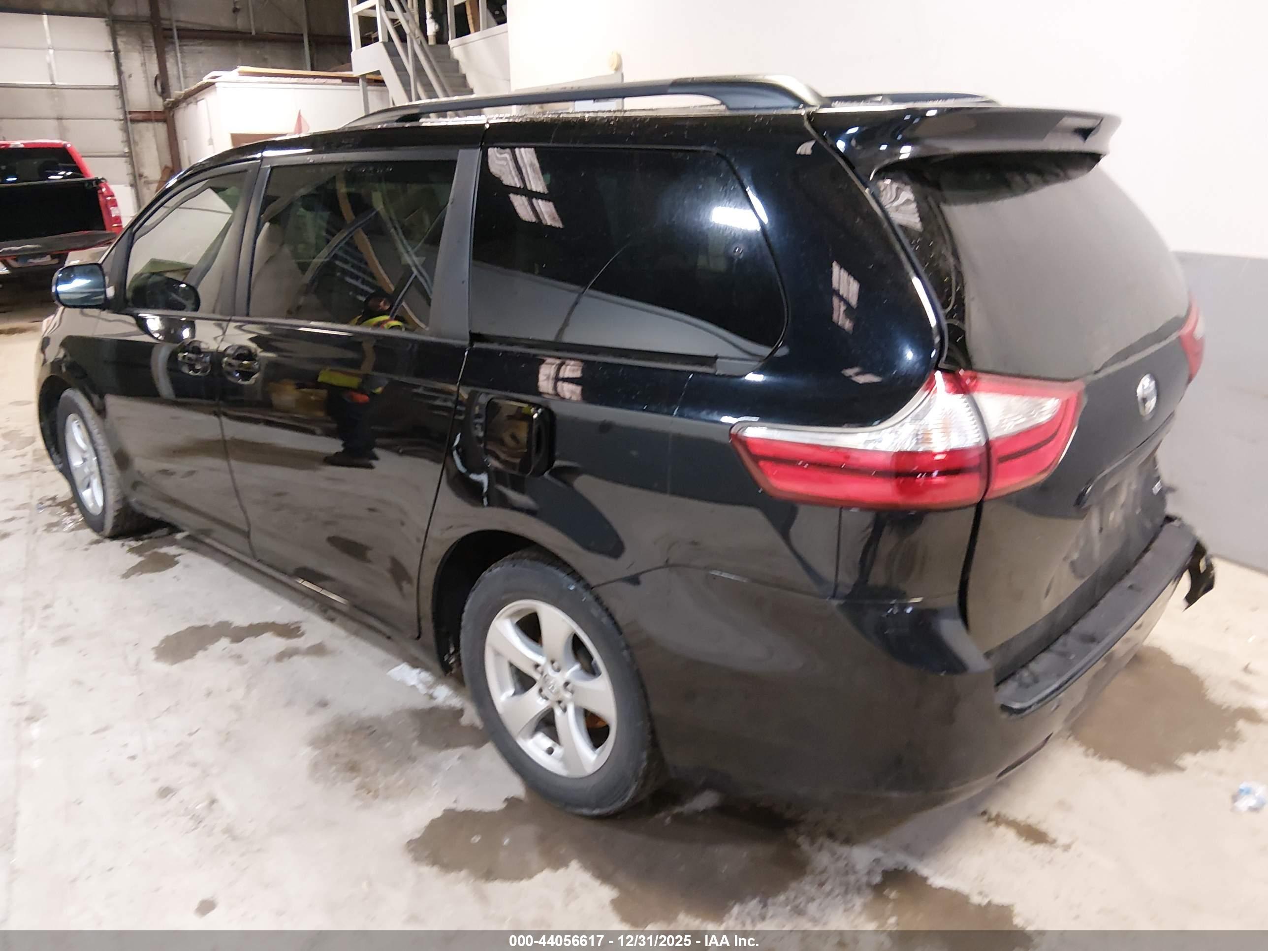 TOYOTA SIENNA image 3