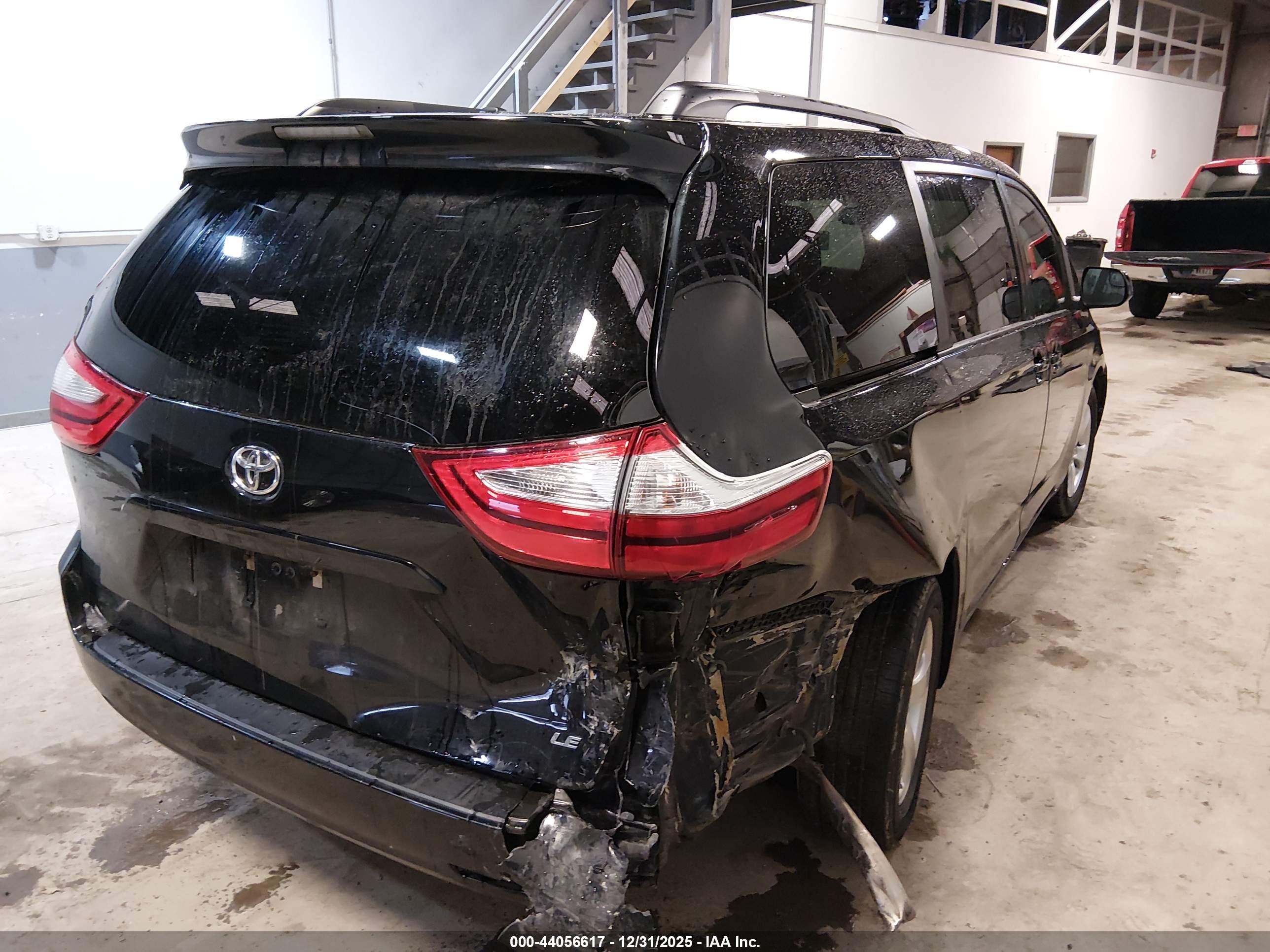 TOYOTA SIENNA image 4