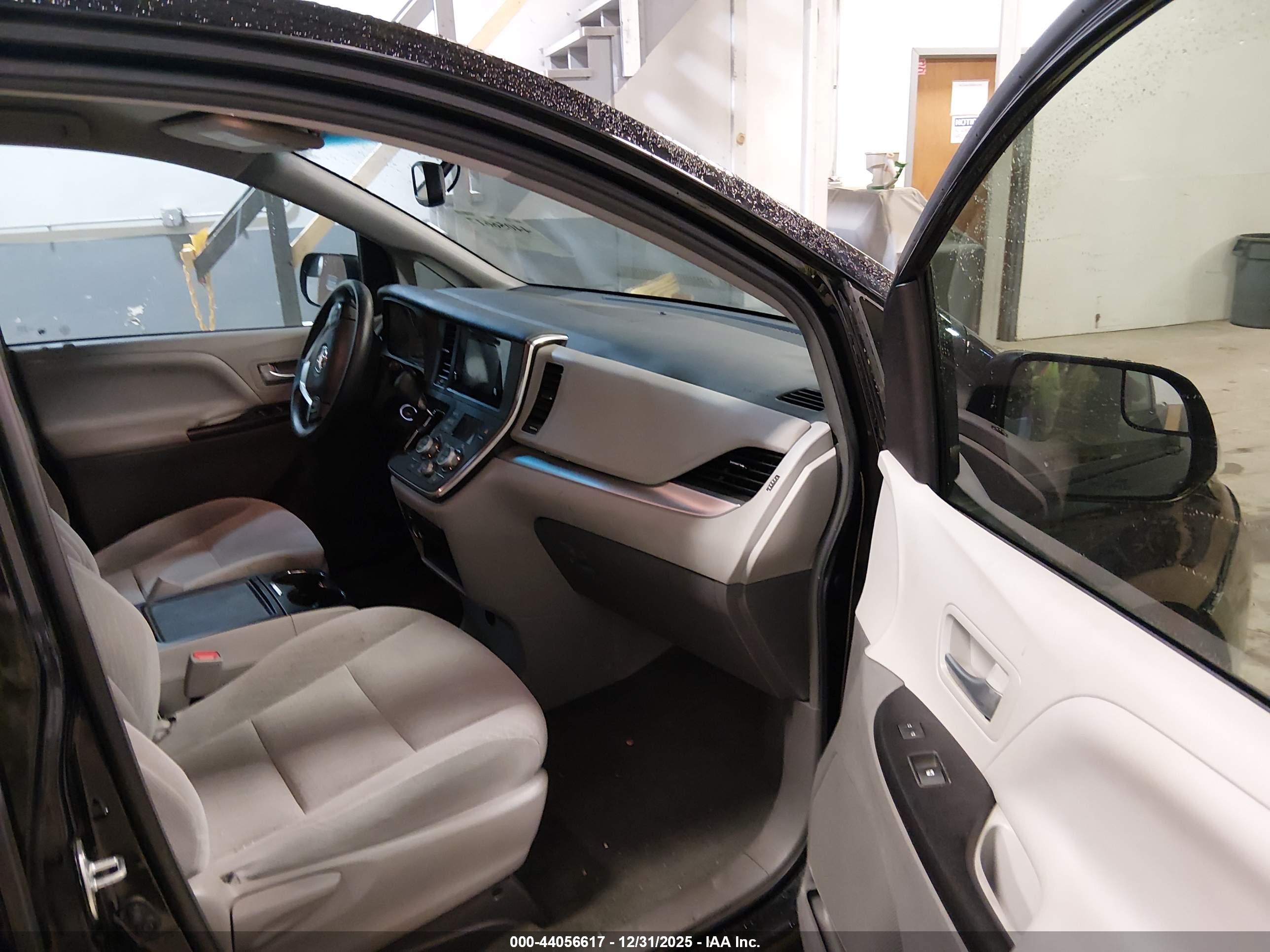 TOYOTA SIENNA image 5
