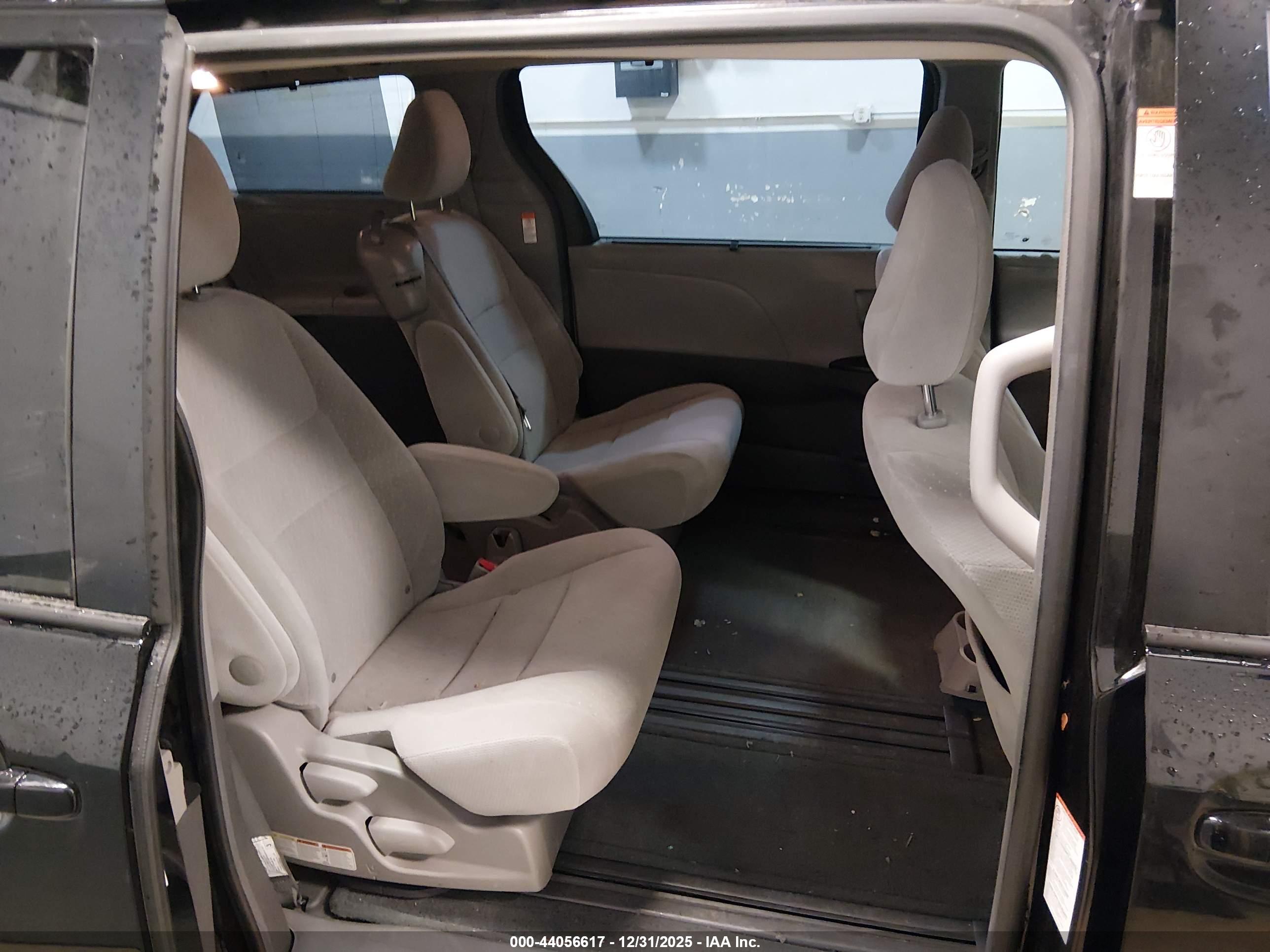 TOYOTA SIENNA image 8