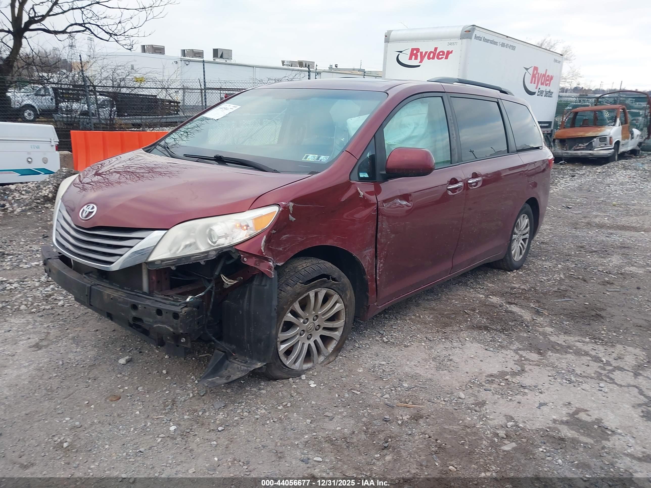 TOYOTA SIENNA image 2