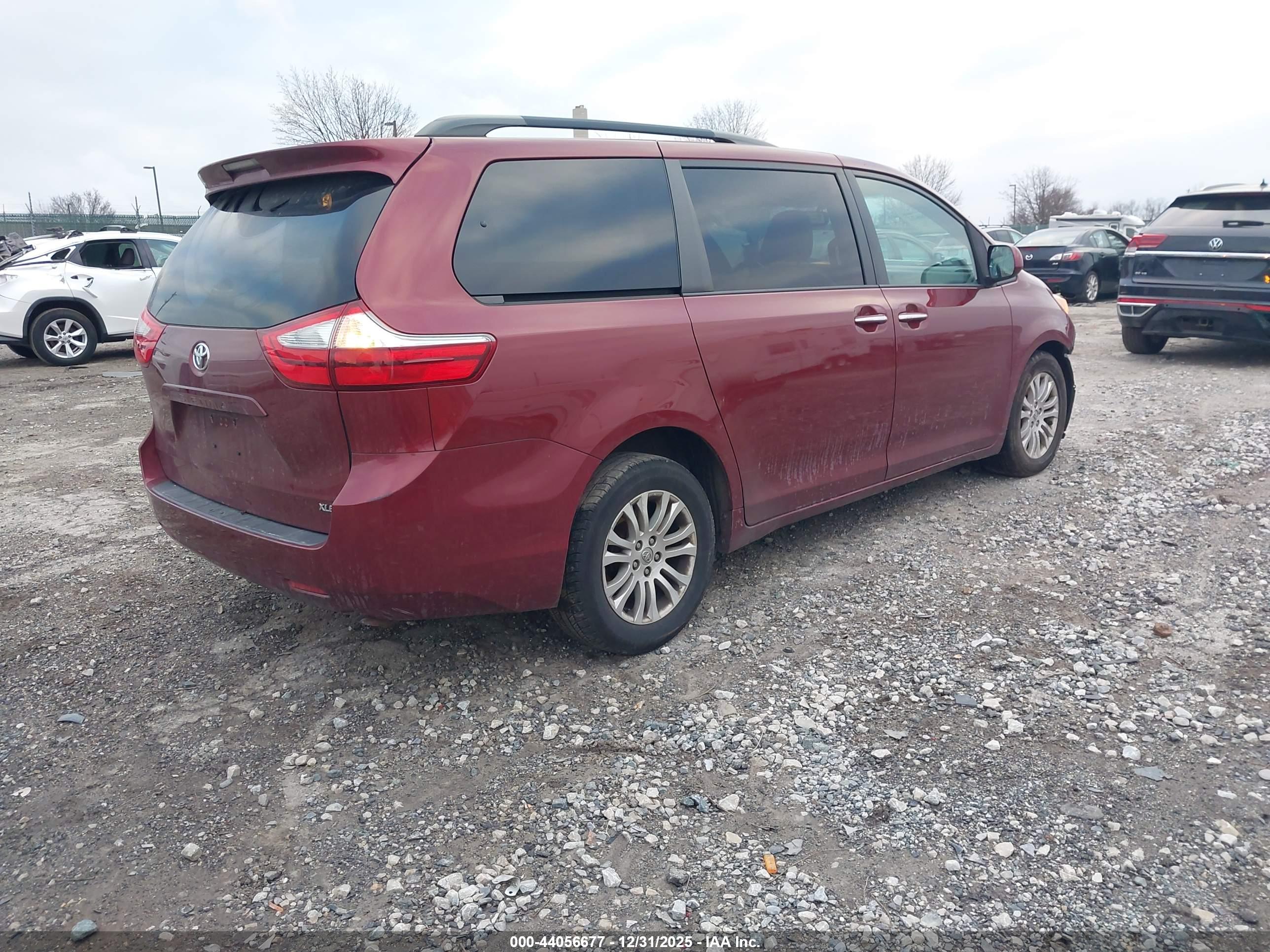 TOYOTA SIENNA image 4