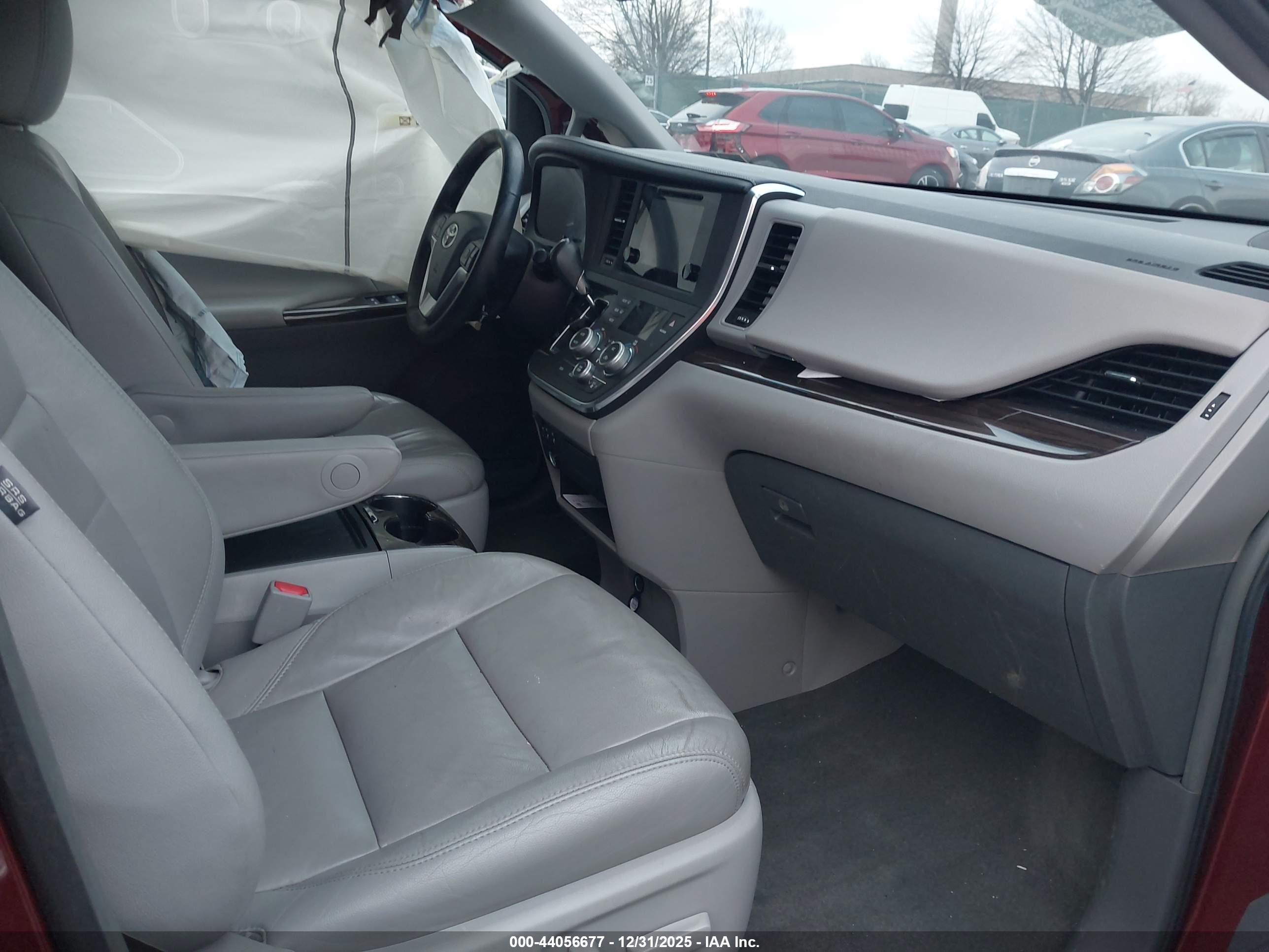 TOYOTA SIENNA image 5