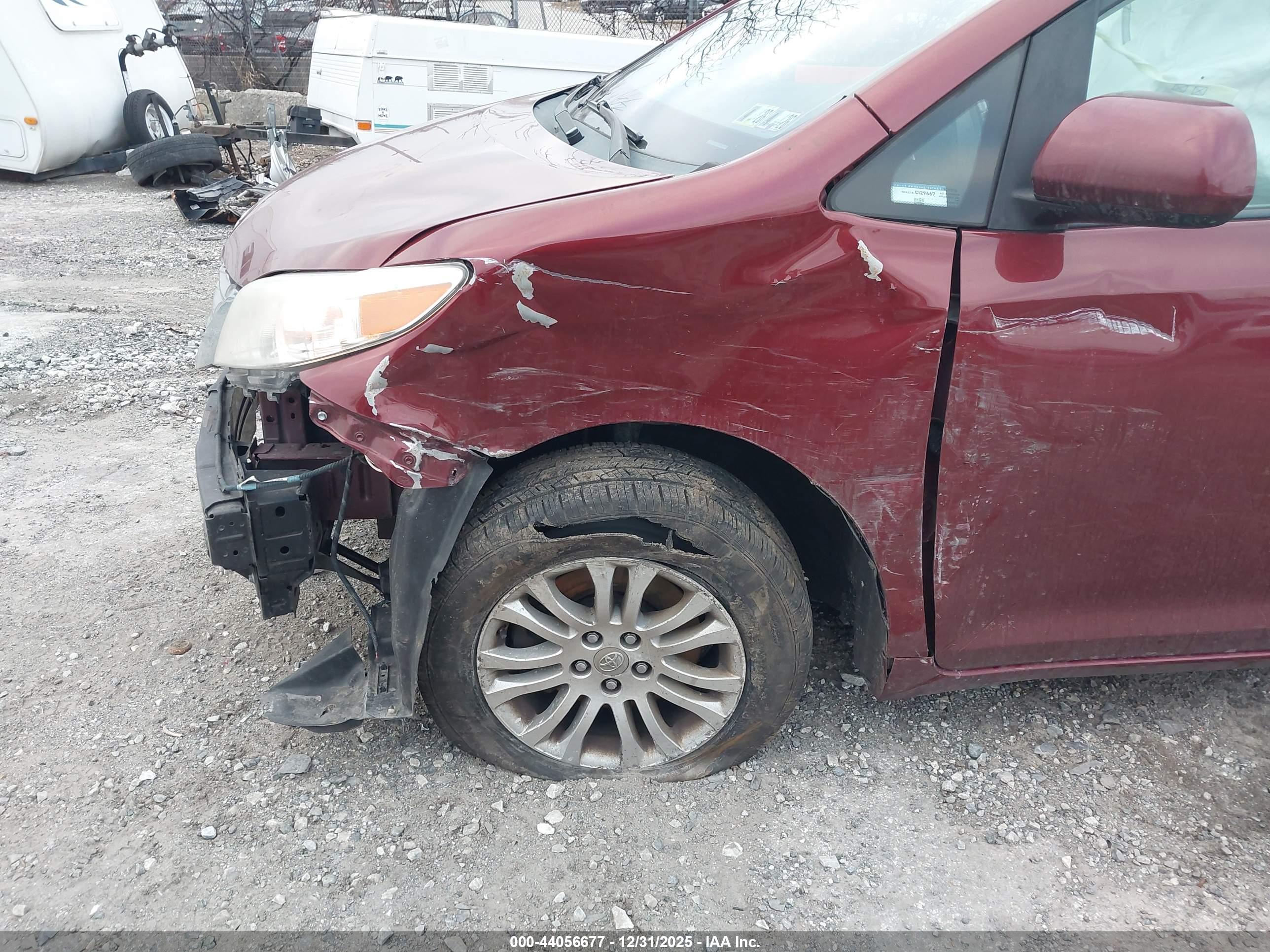 TOYOTA SIENNA image 6