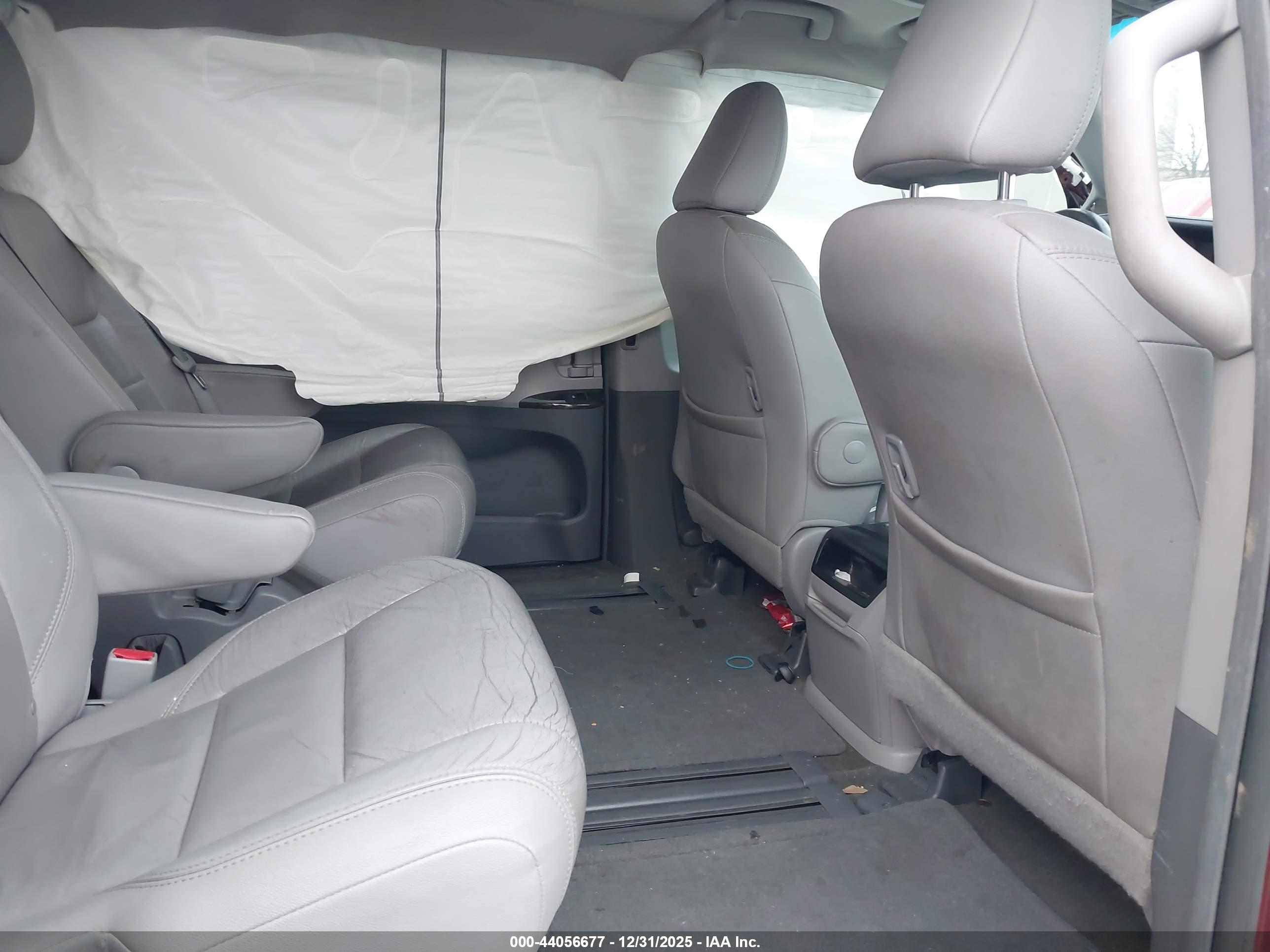 TOYOTA SIENNA image 8