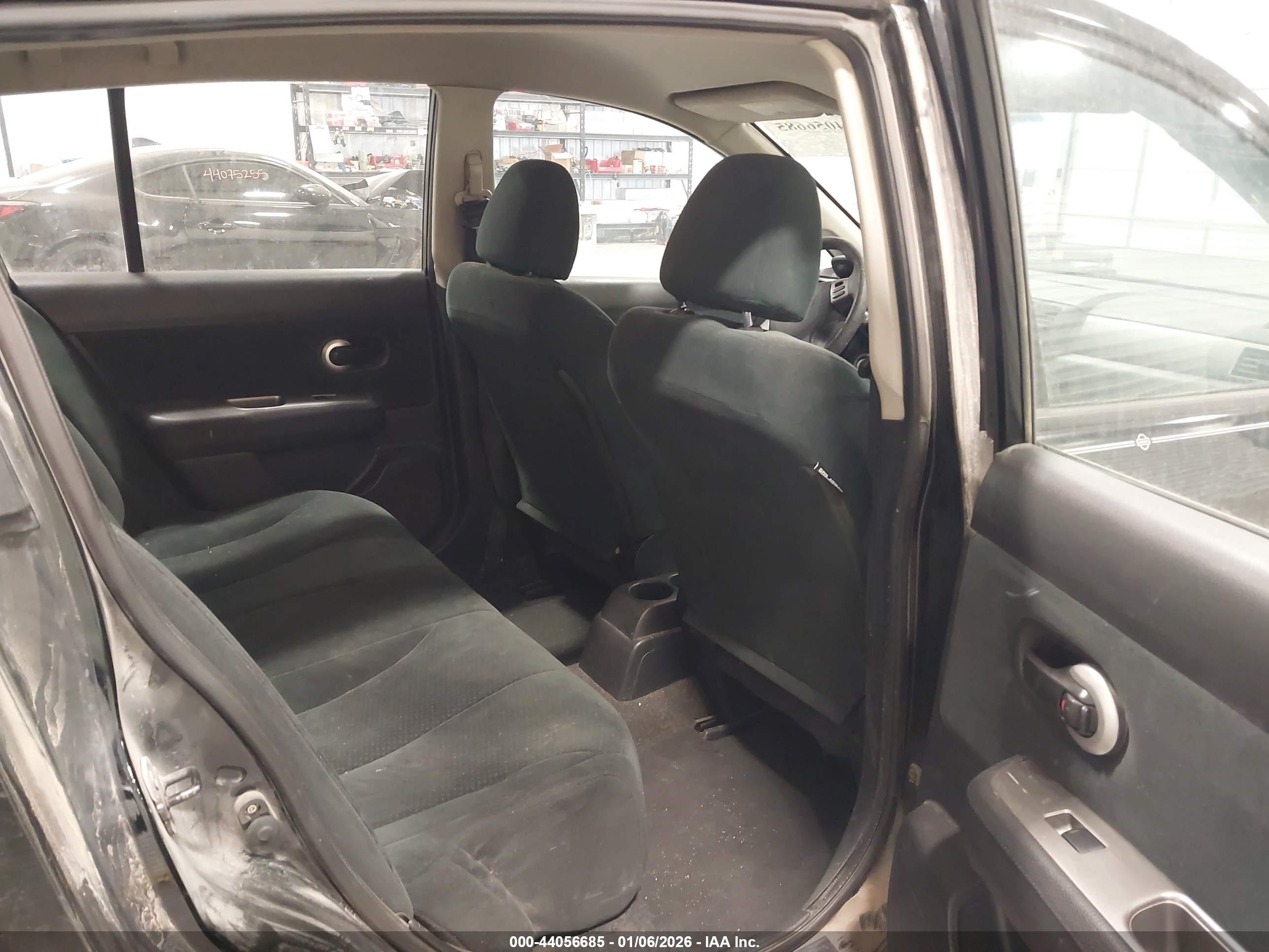 NISSAN VERSA image 8