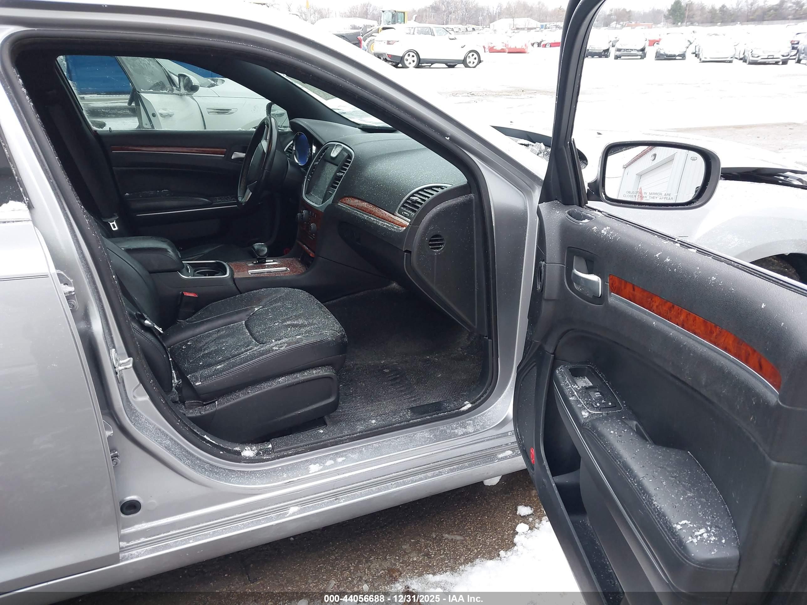 CHRYSLER 300 image 5