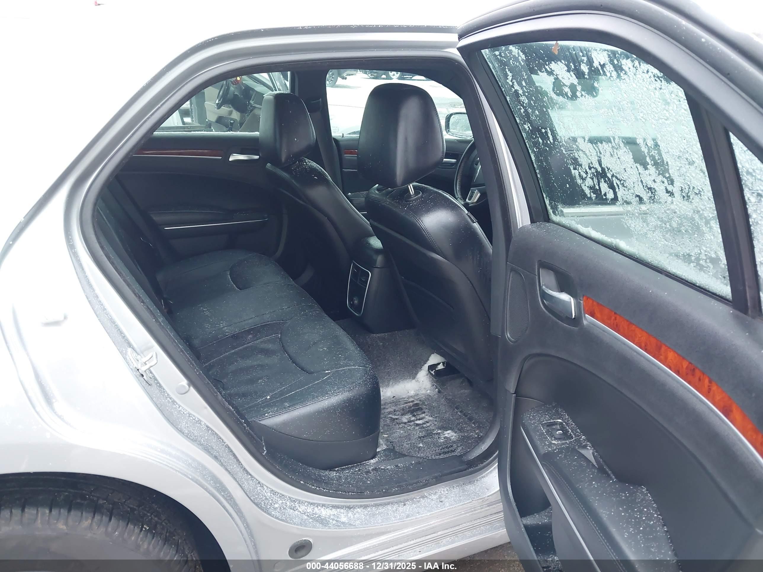 CHRYSLER 300 image 8