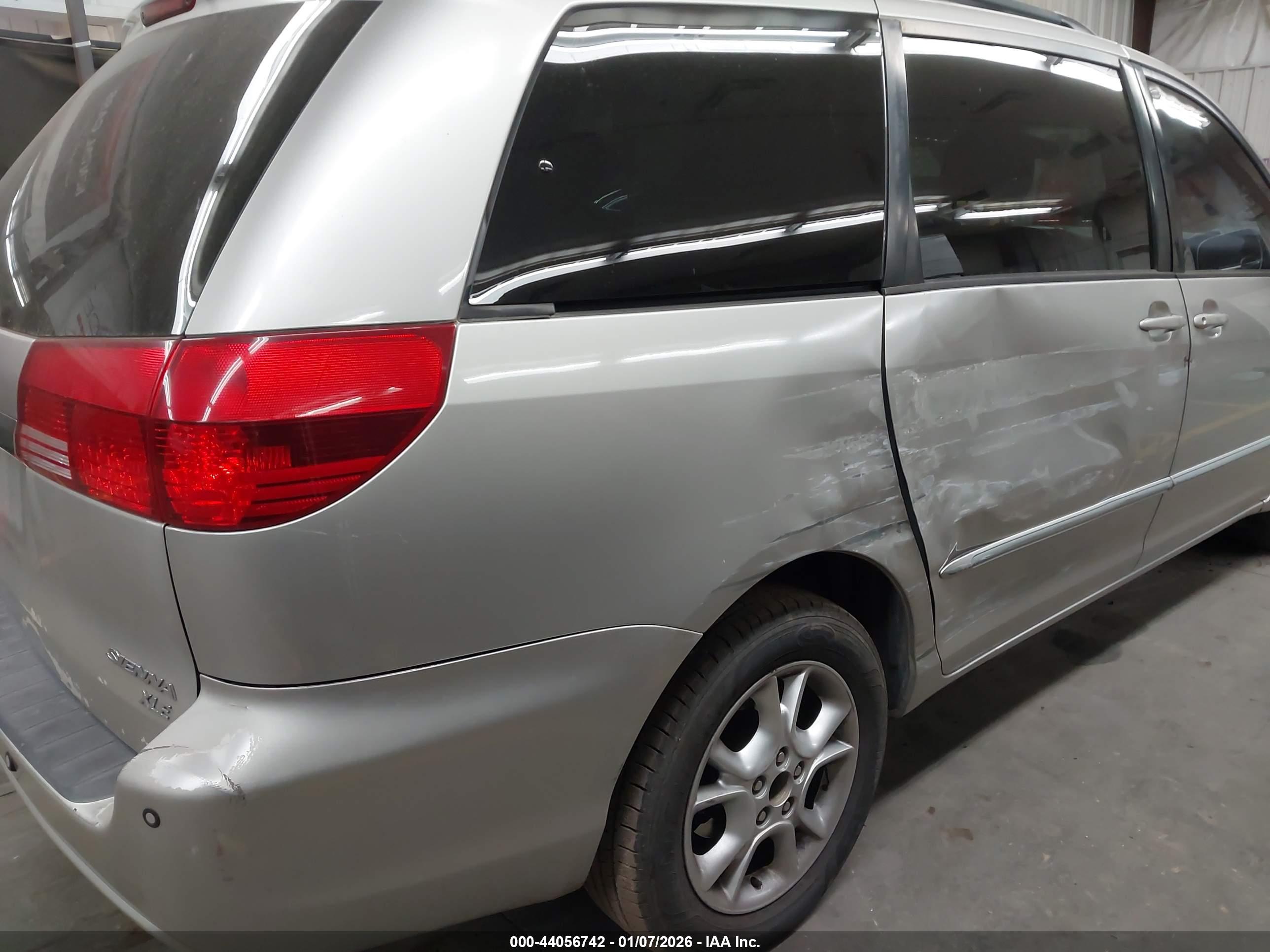 TOYOTA SIENNA image 6