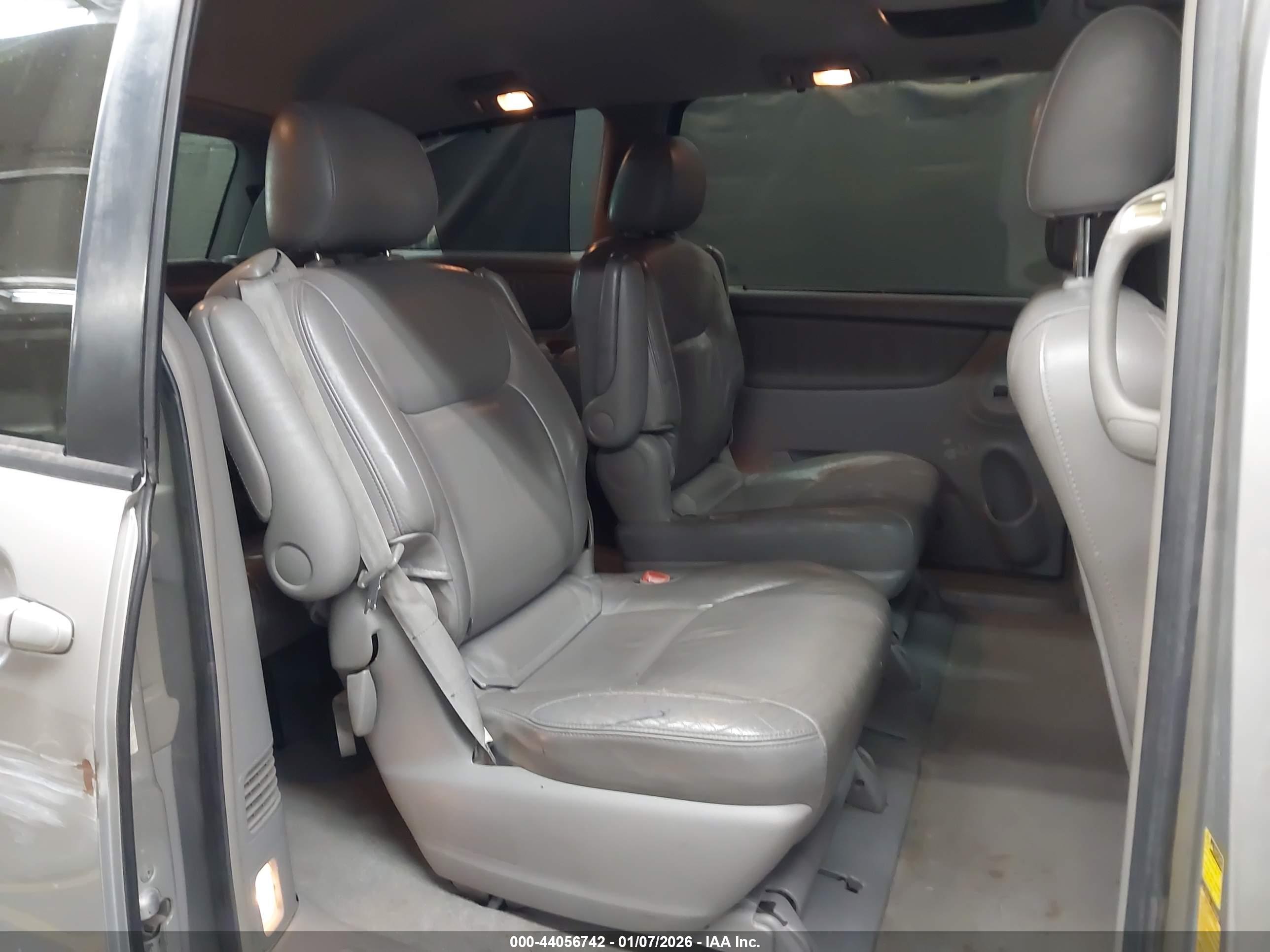 TOYOTA SIENNA image 8
