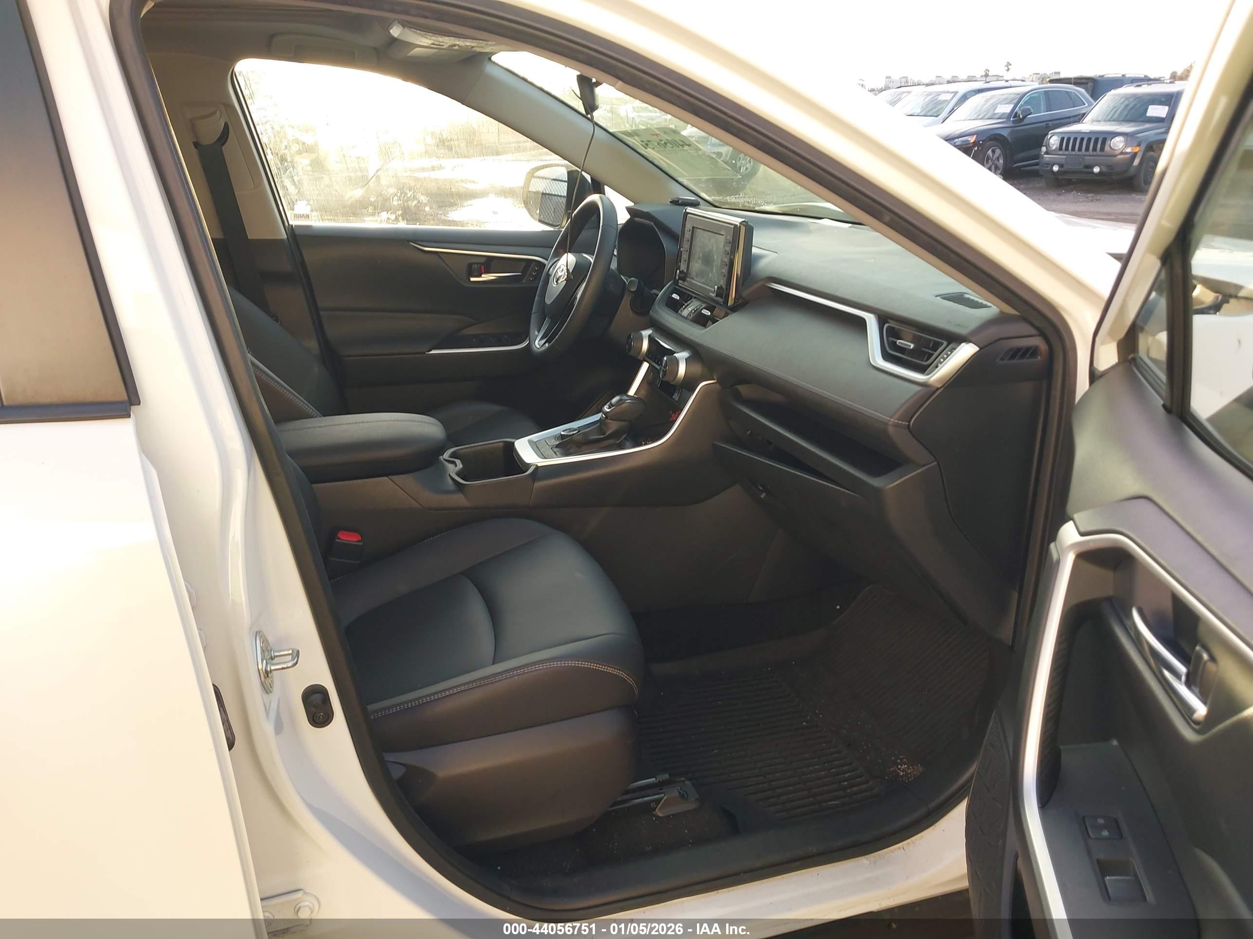 TOYOTA RAV4 image 5