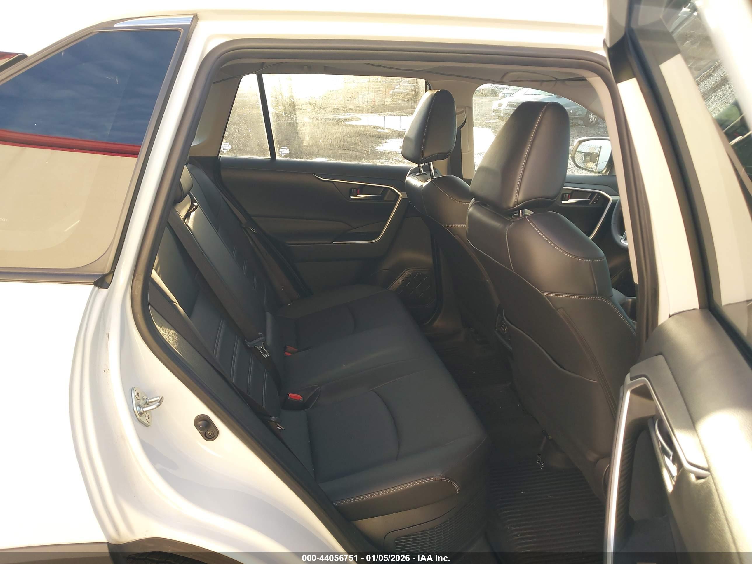 TOYOTA RAV4 image 8