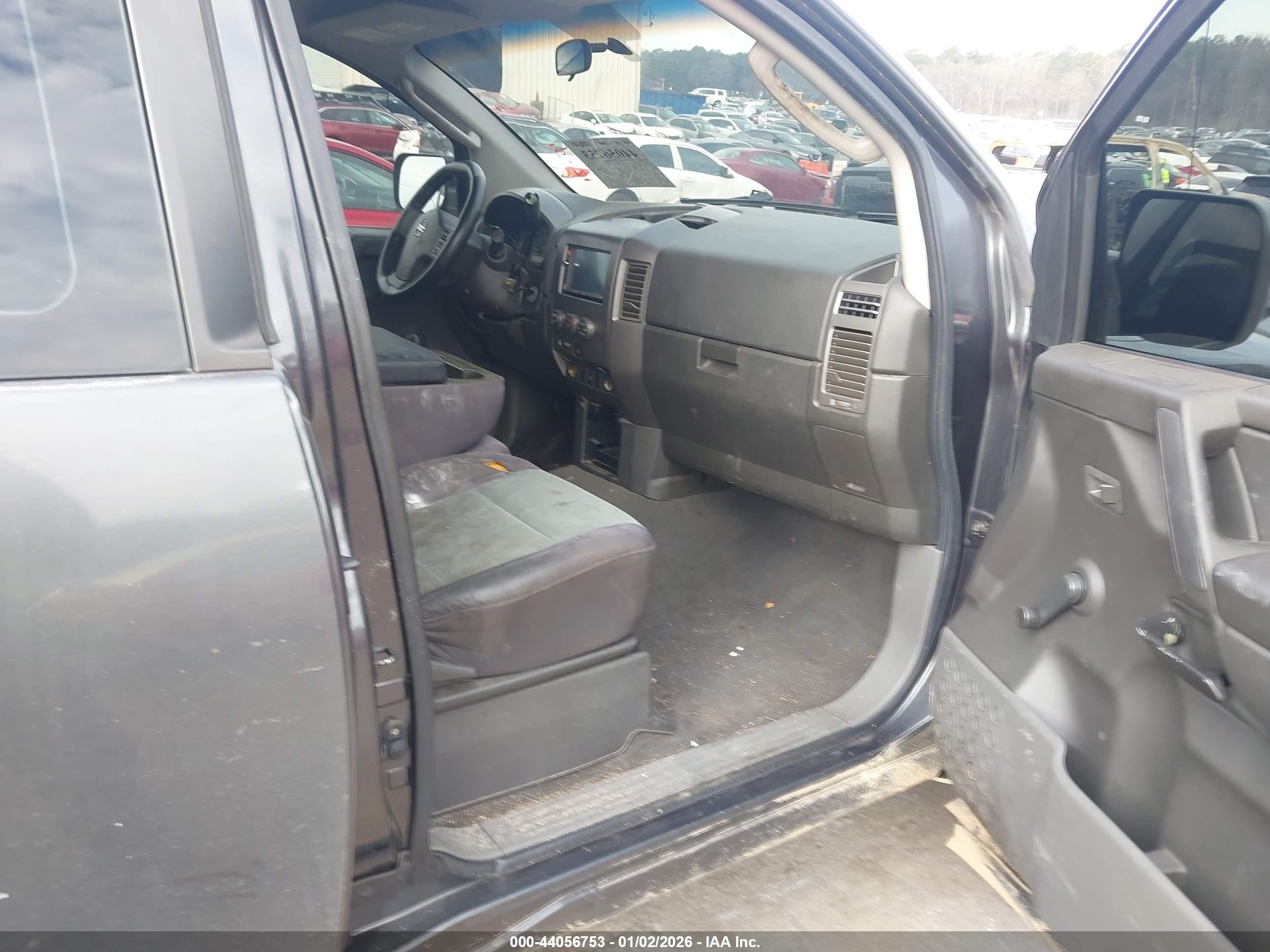 NISSAN TITAN image 5
