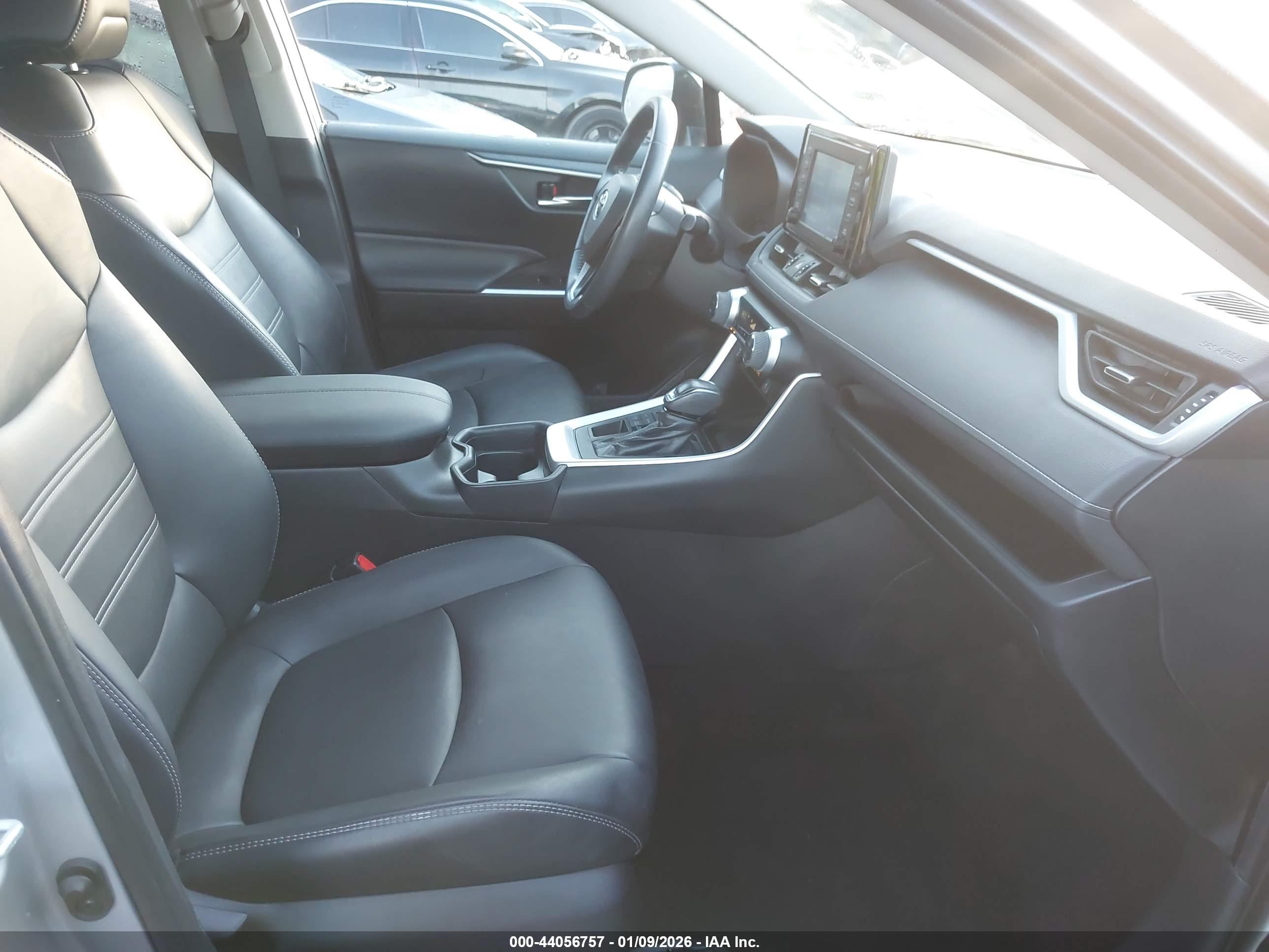 TOYOTA RAV4 image 5