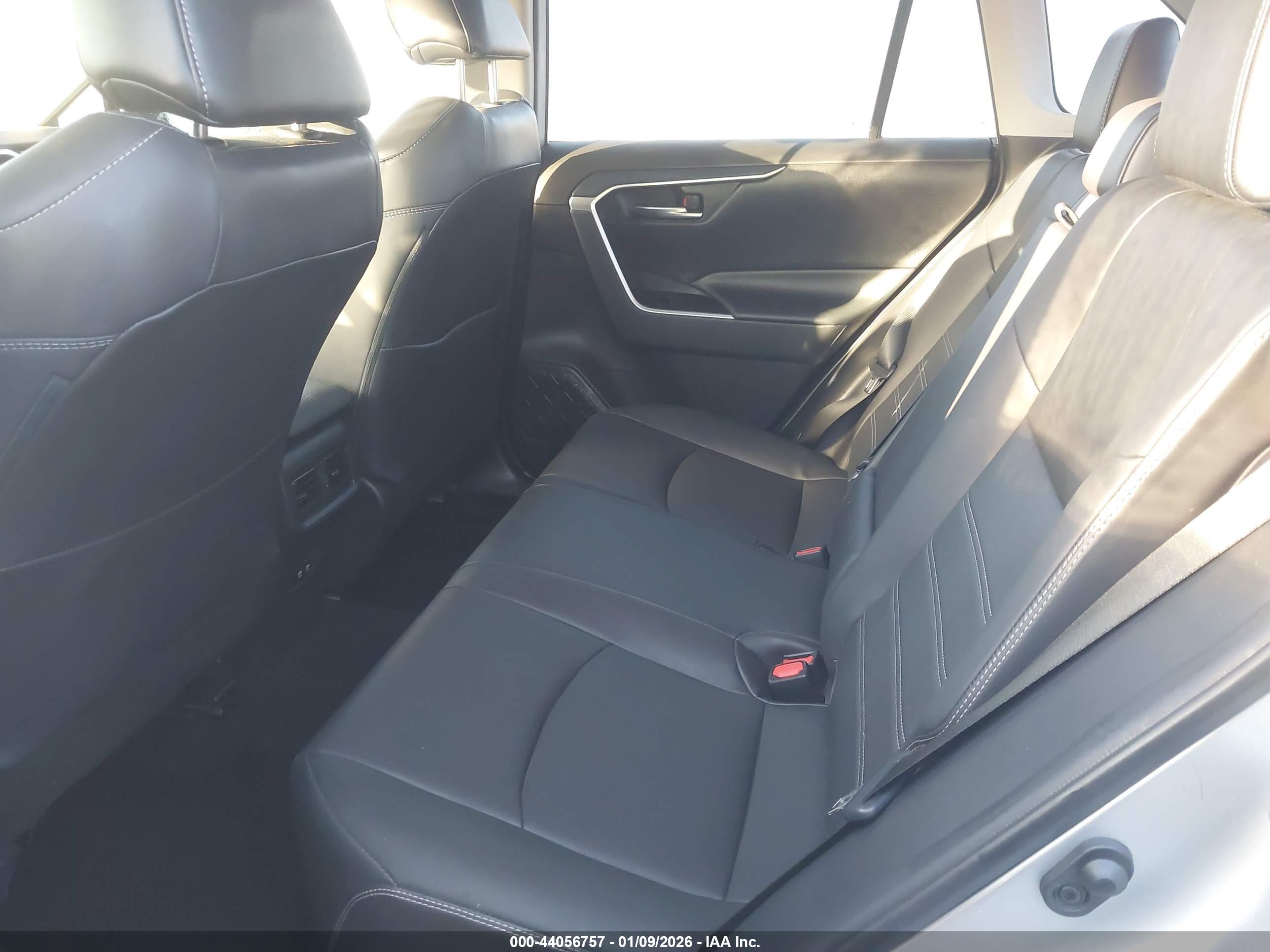 TOYOTA RAV4 image 8