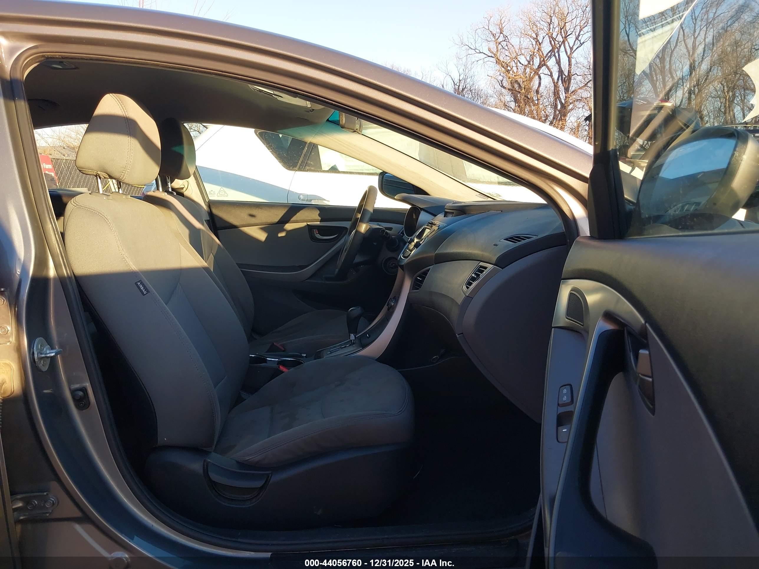 HYUNDAI ELANTRA image 5