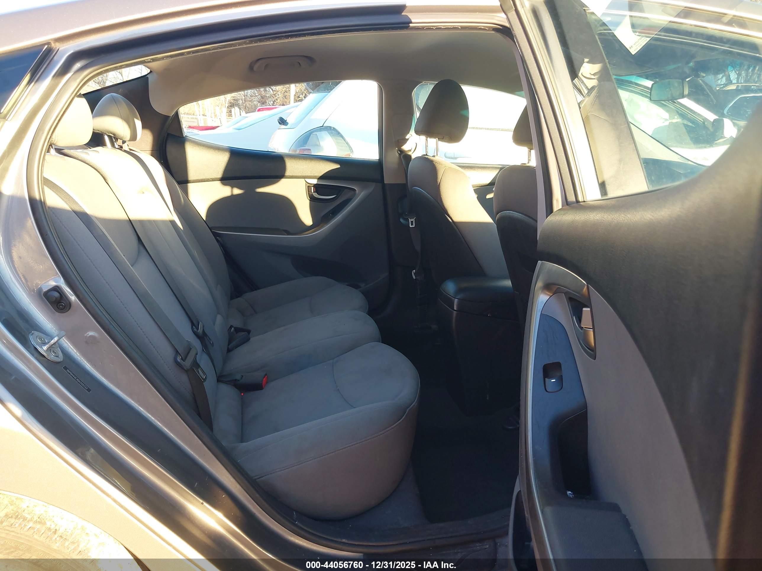 HYUNDAI ELANTRA image 8