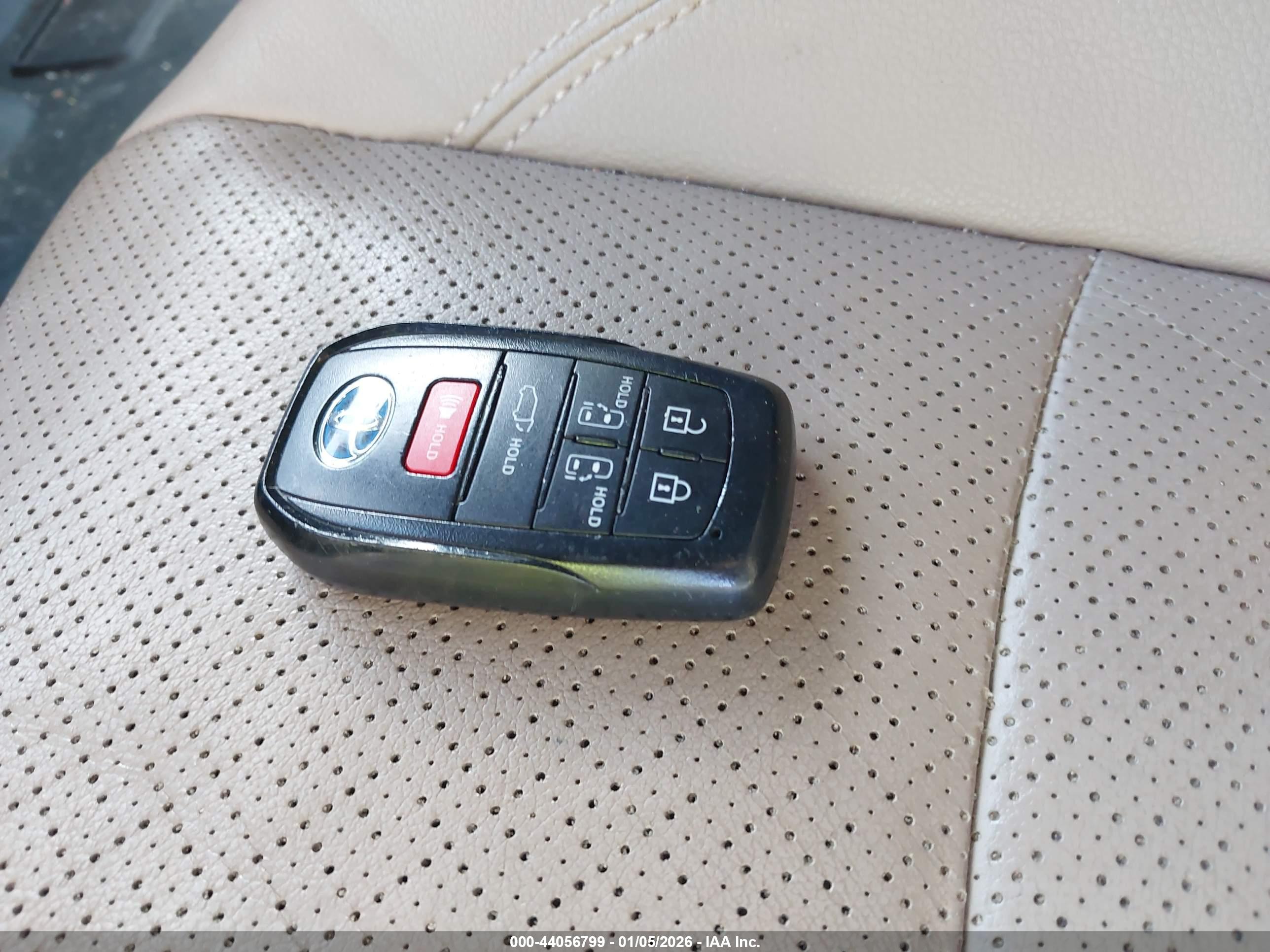 TOYOTA SIENNA image 11