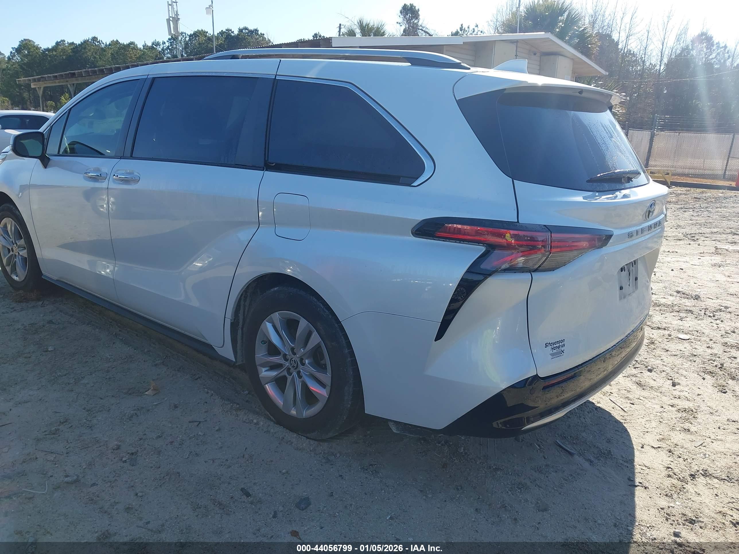 TOYOTA SIENNA image 3
