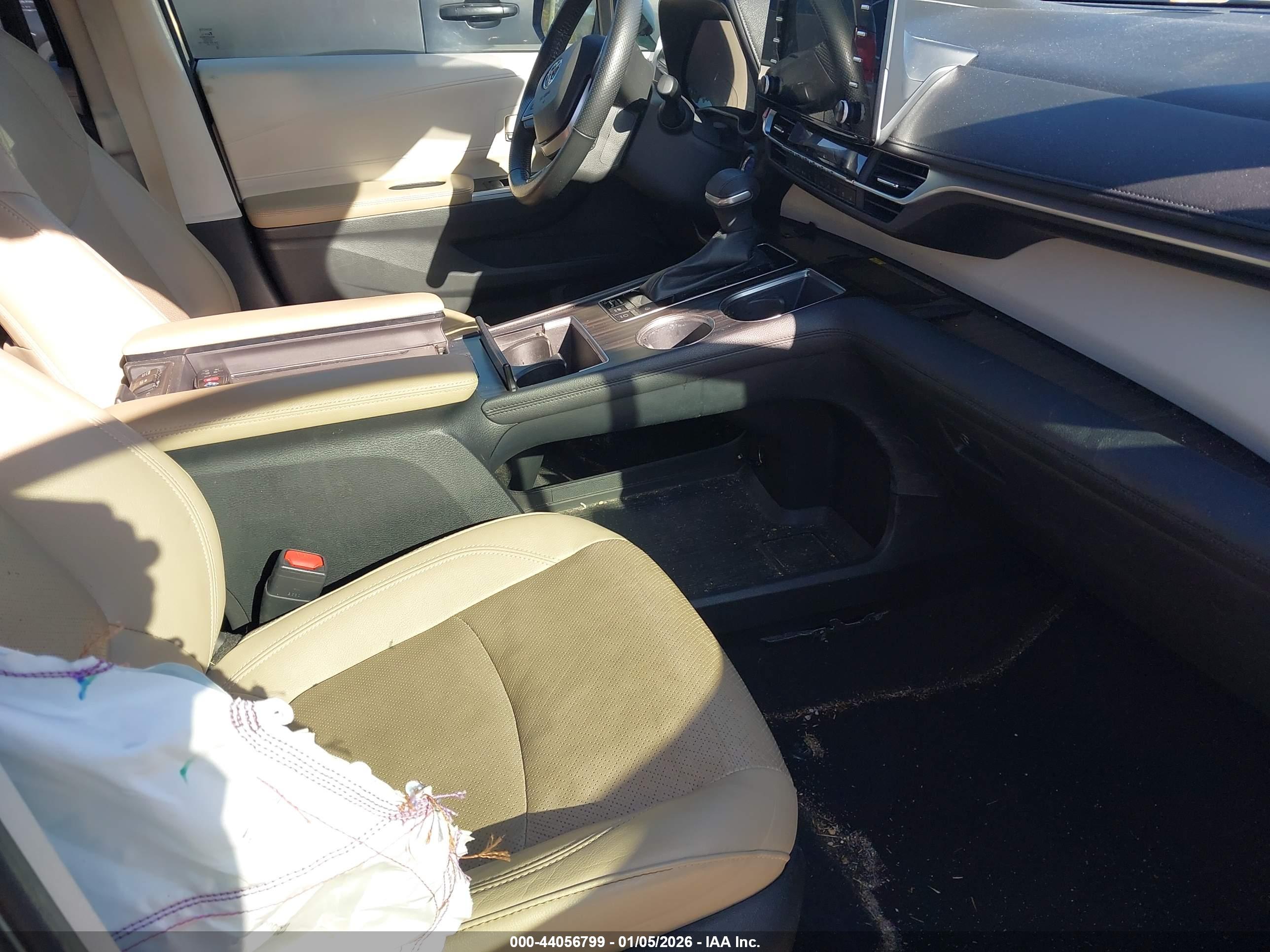 TOYOTA SIENNA image 5