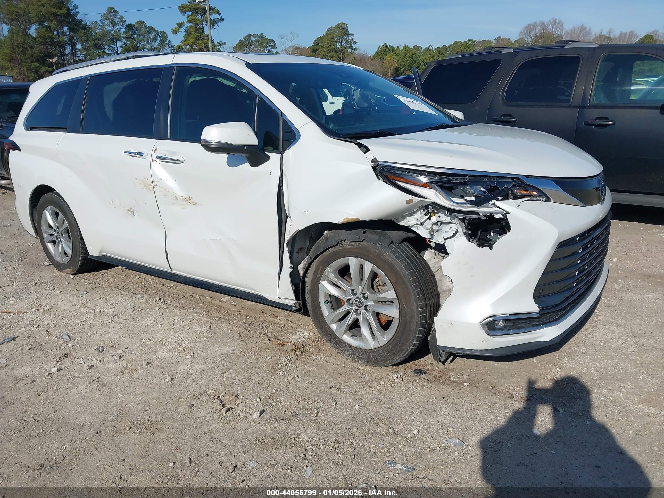 TOYOTA SIENNA image 6
