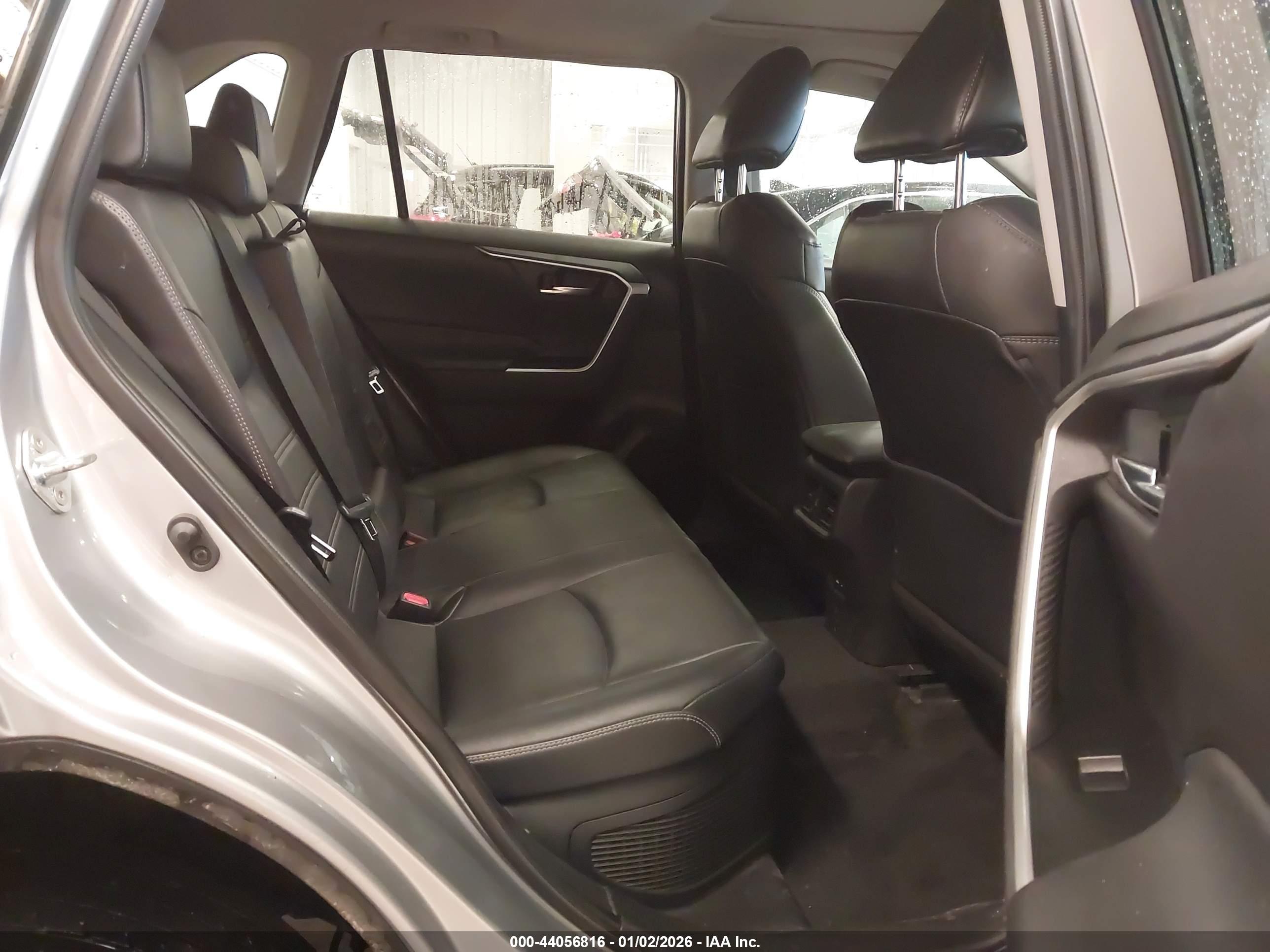 TOYOTA RAV4 image 8
