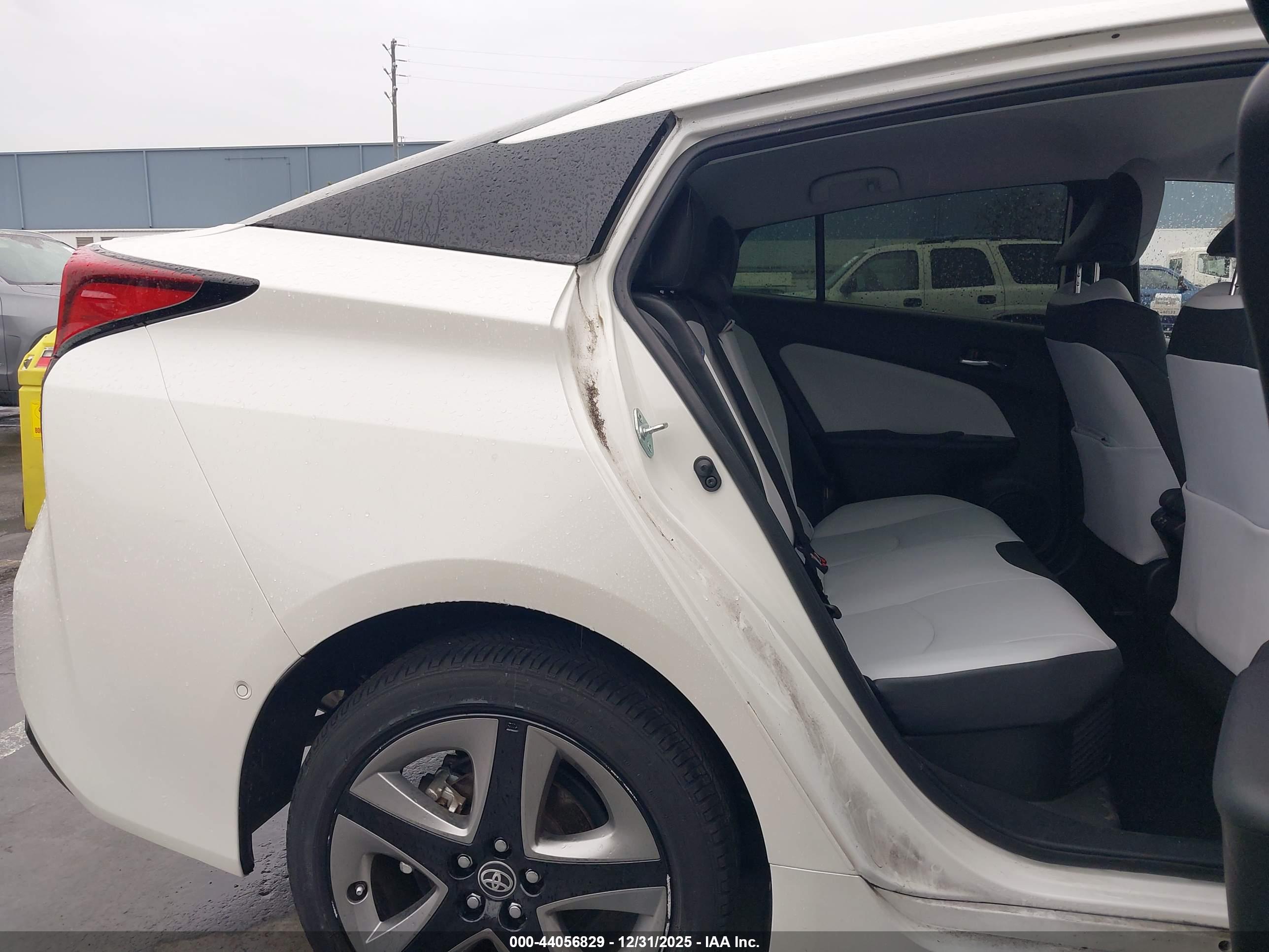 TOYOTA PRIUS image 8