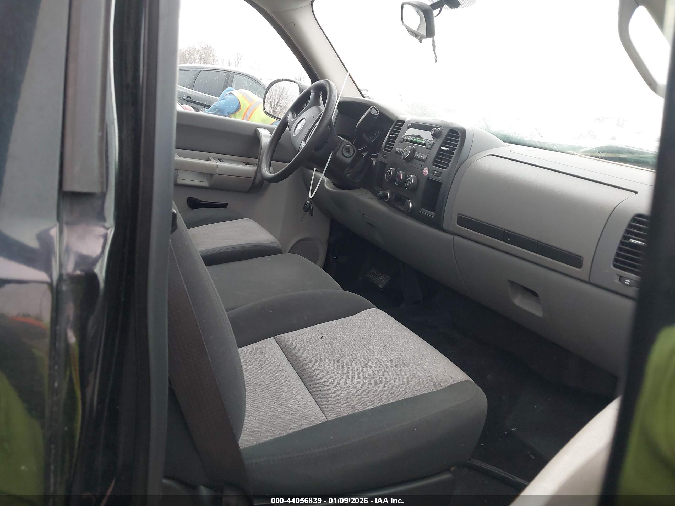 CHEVROLET SILVERADO image 5