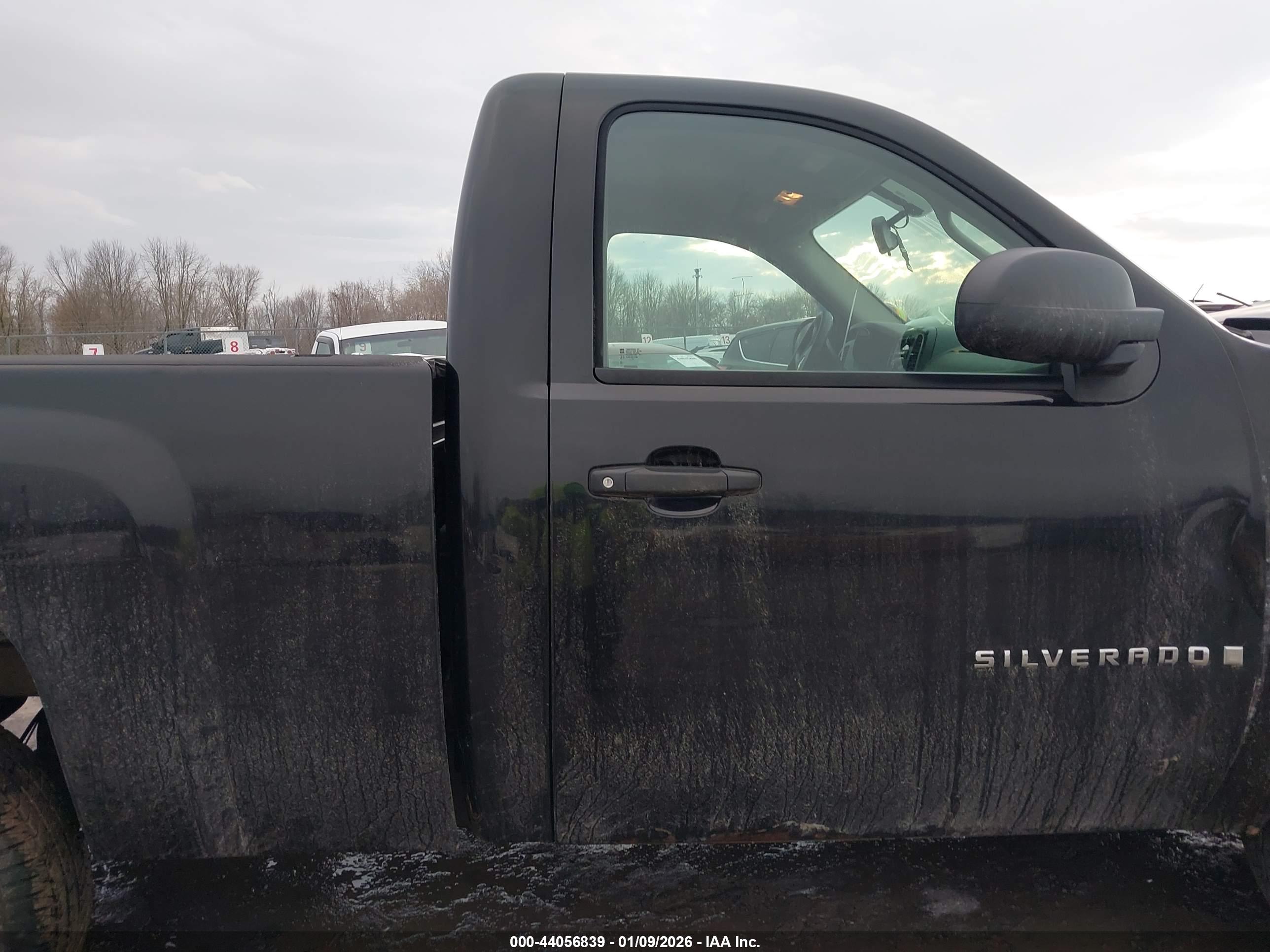 CHEVROLET SILVERADO image 8