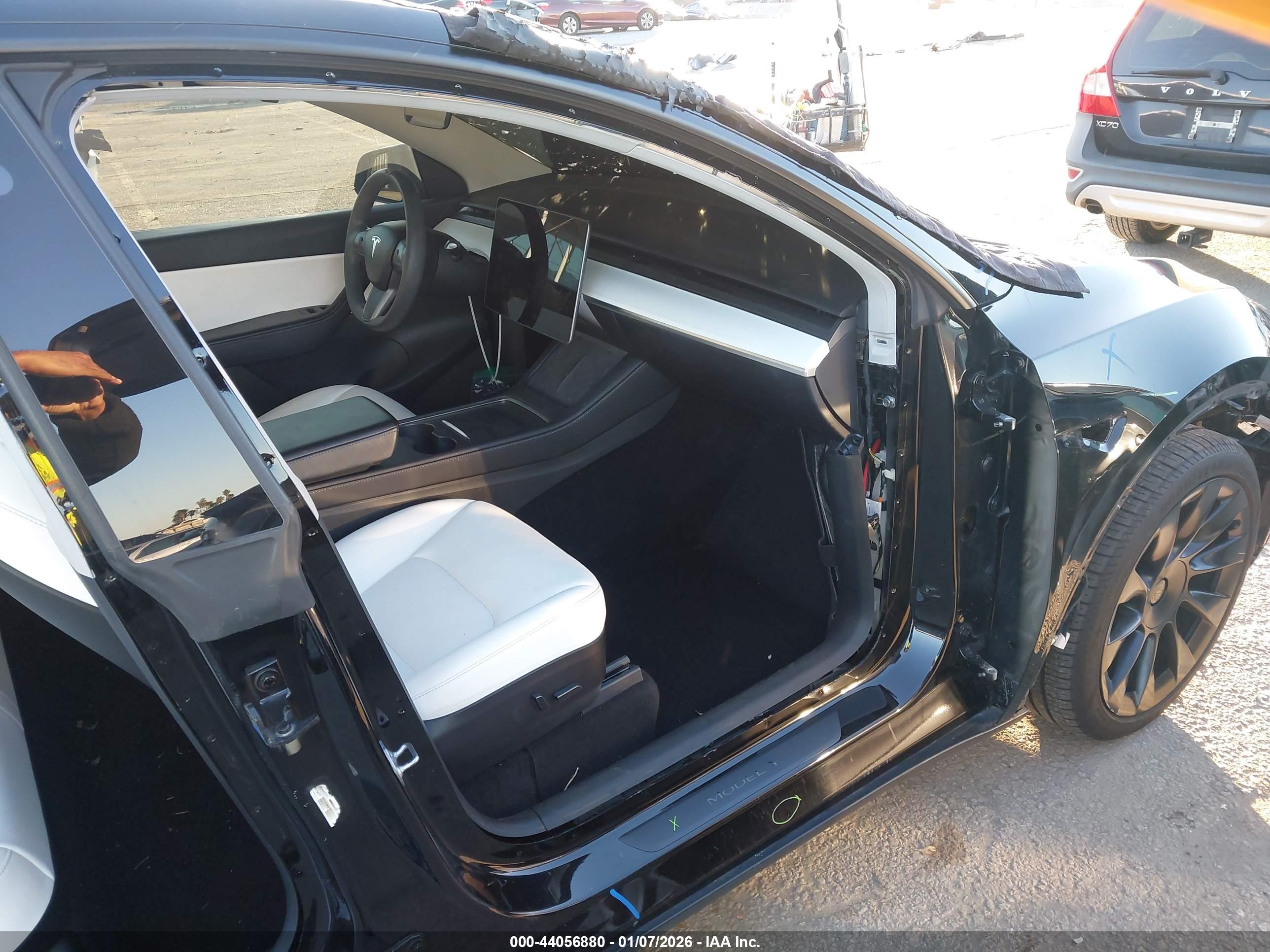 TESLA MODEL image 5