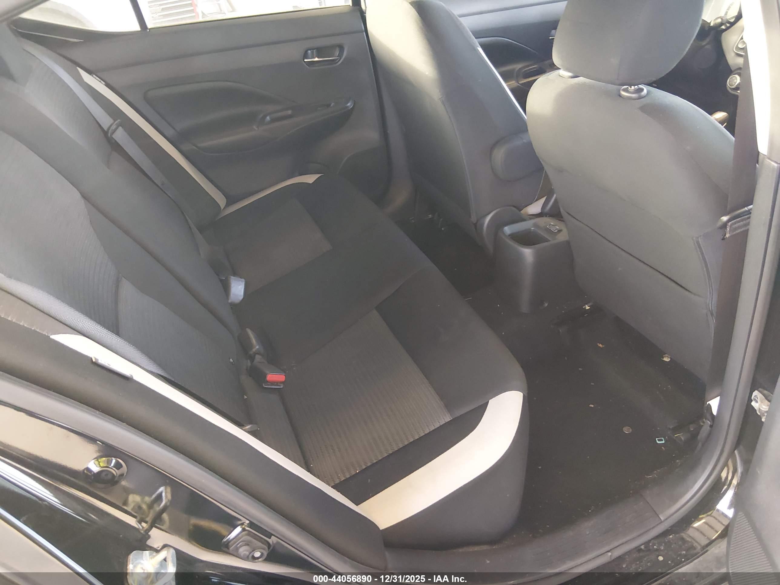 NISSAN VERSA image 8