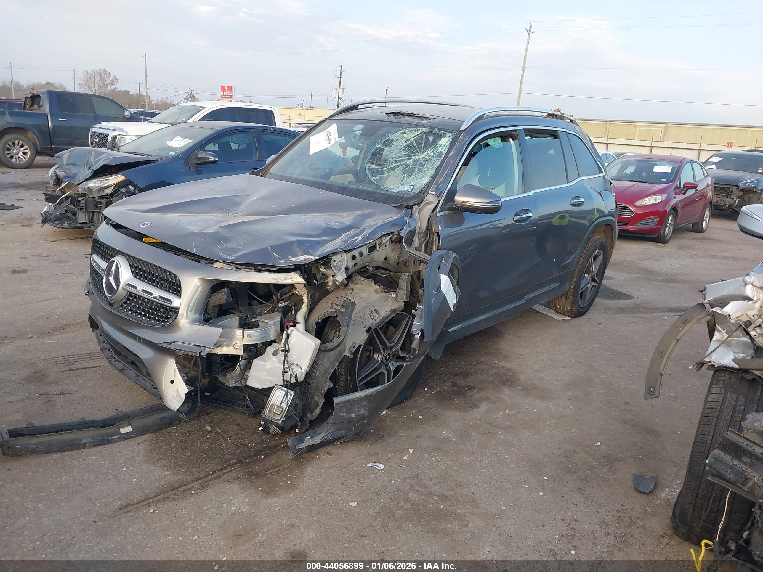 MERCEDES-BENZ GLB image 2