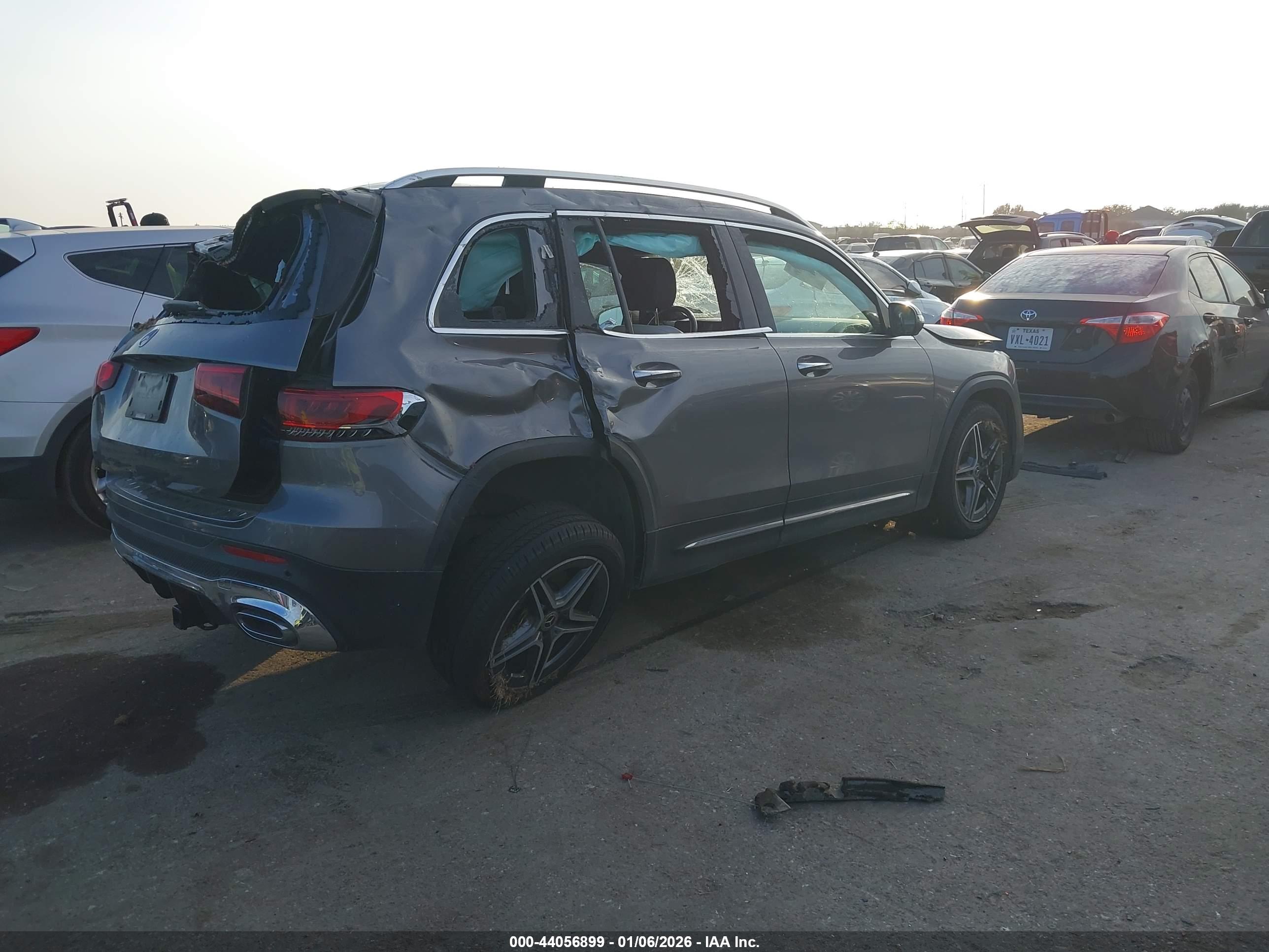 MERCEDES-BENZ GLB image 4