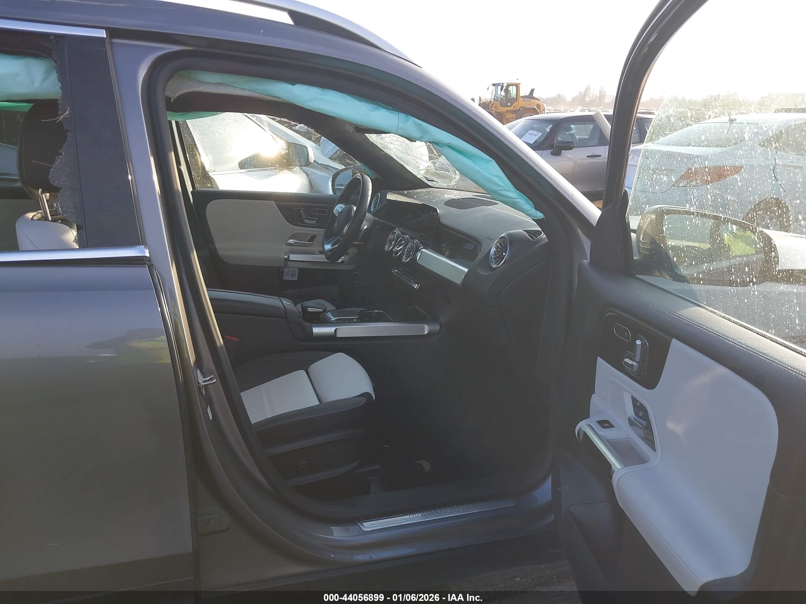 MERCEDES-BENZ GLB image 5