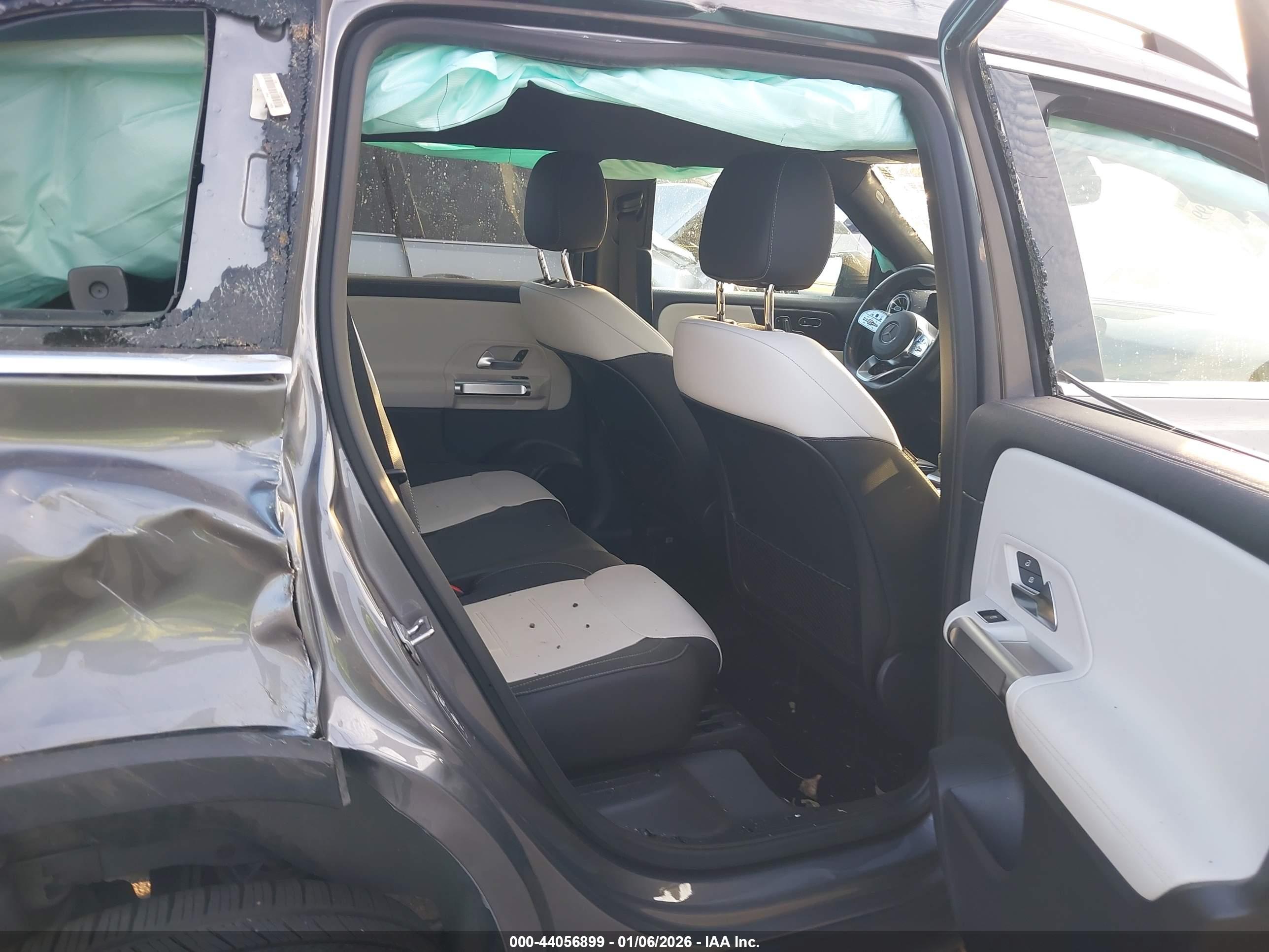 MERCEDES-BENZ GLB image 8