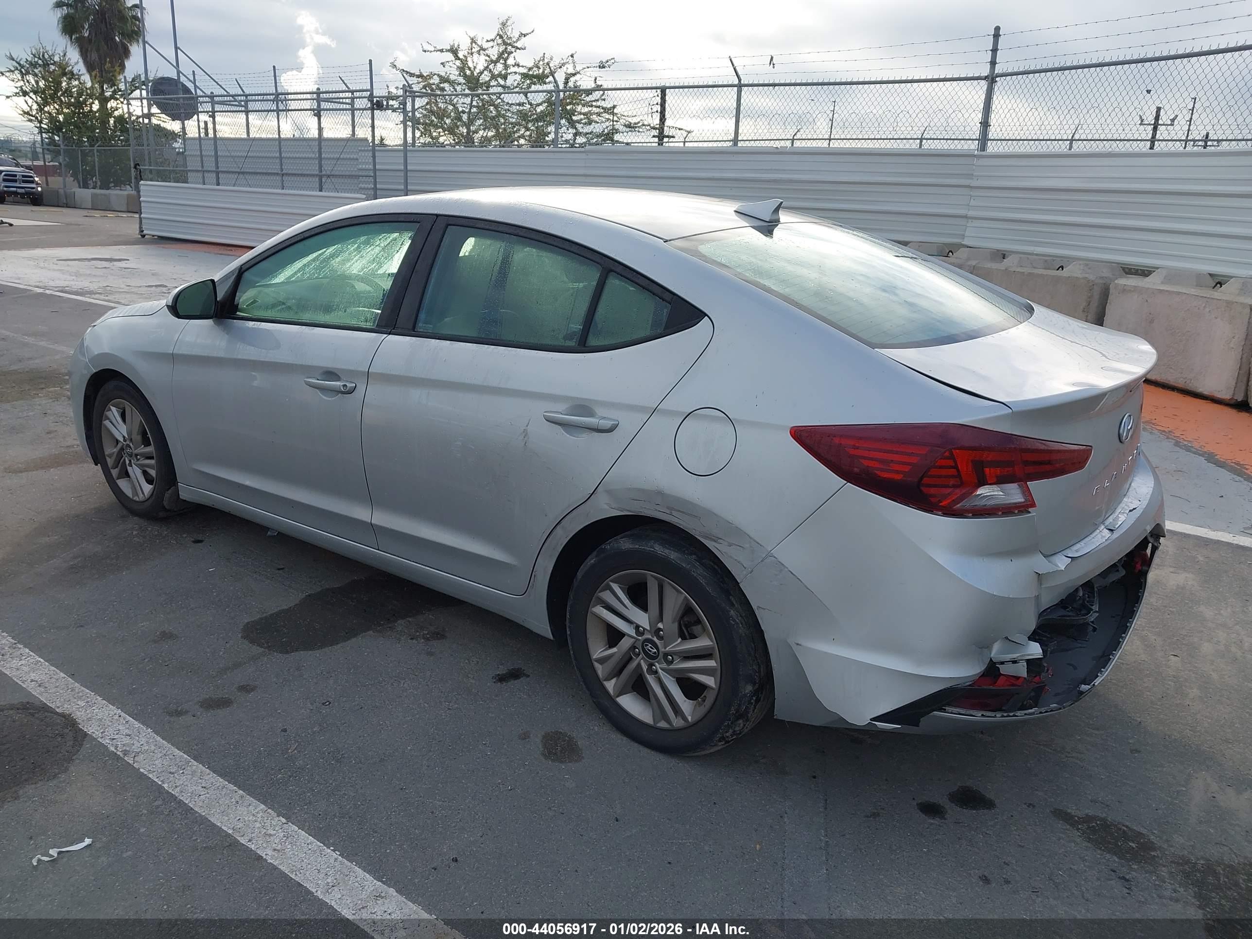 HYUNDAI ELANTRA image 3
