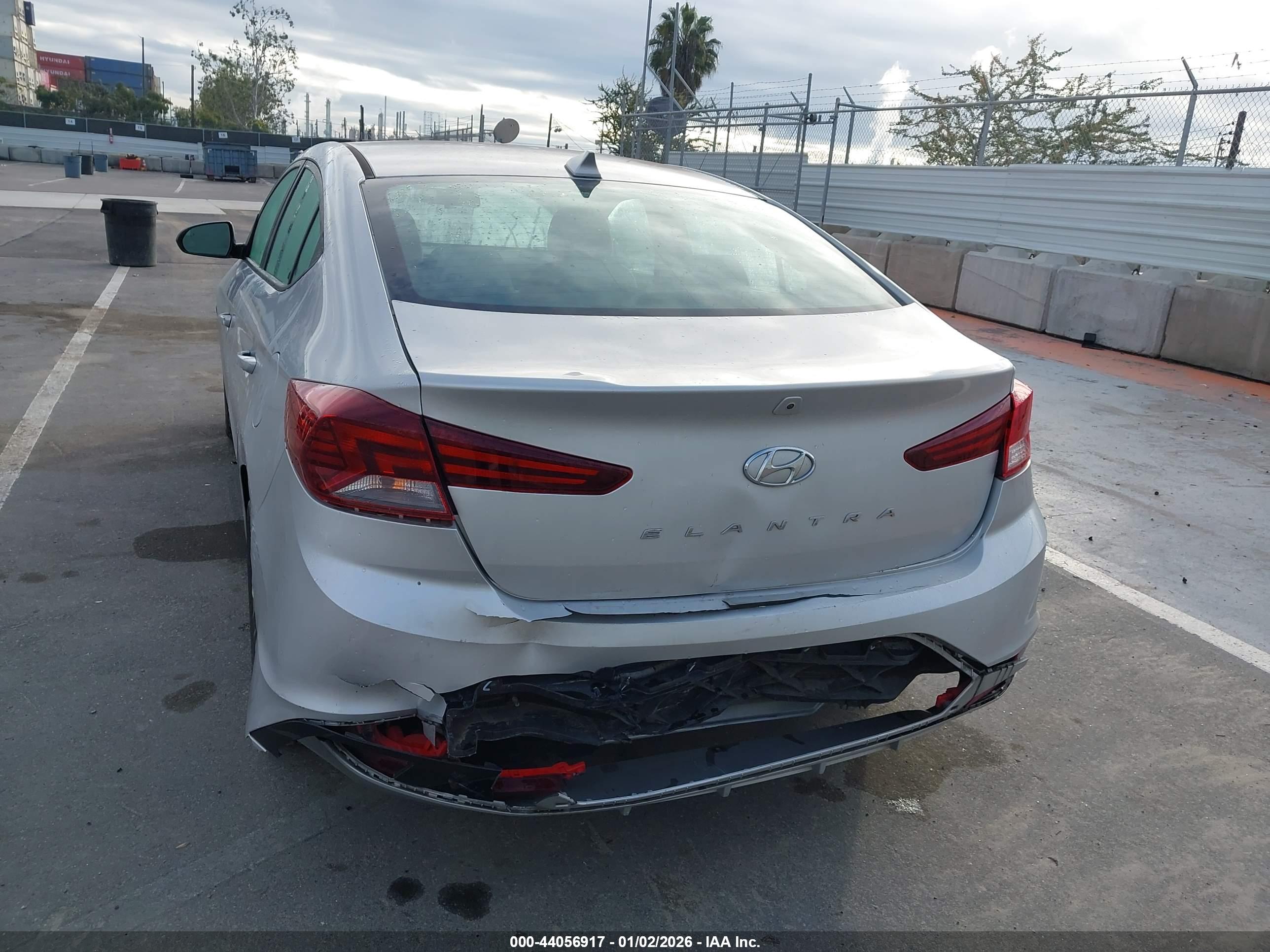 HYUNDAI ELANTRA image 6