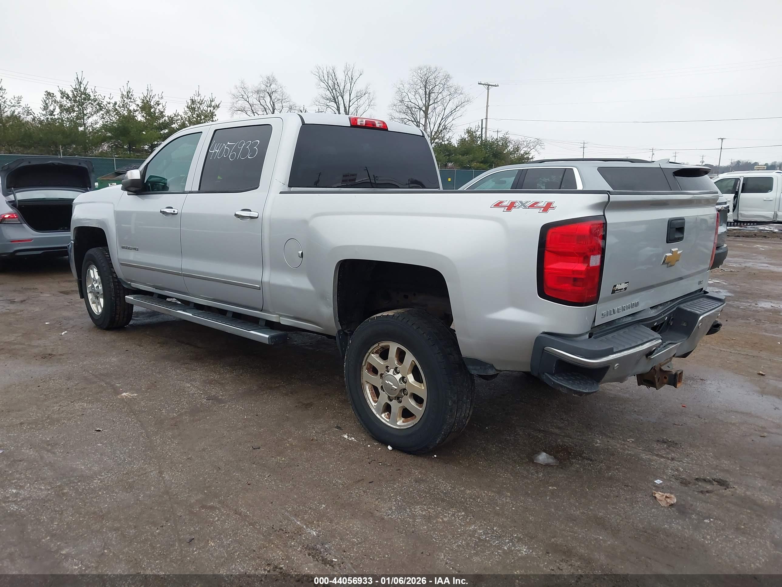 CHEVROLET SILVERADO image 3