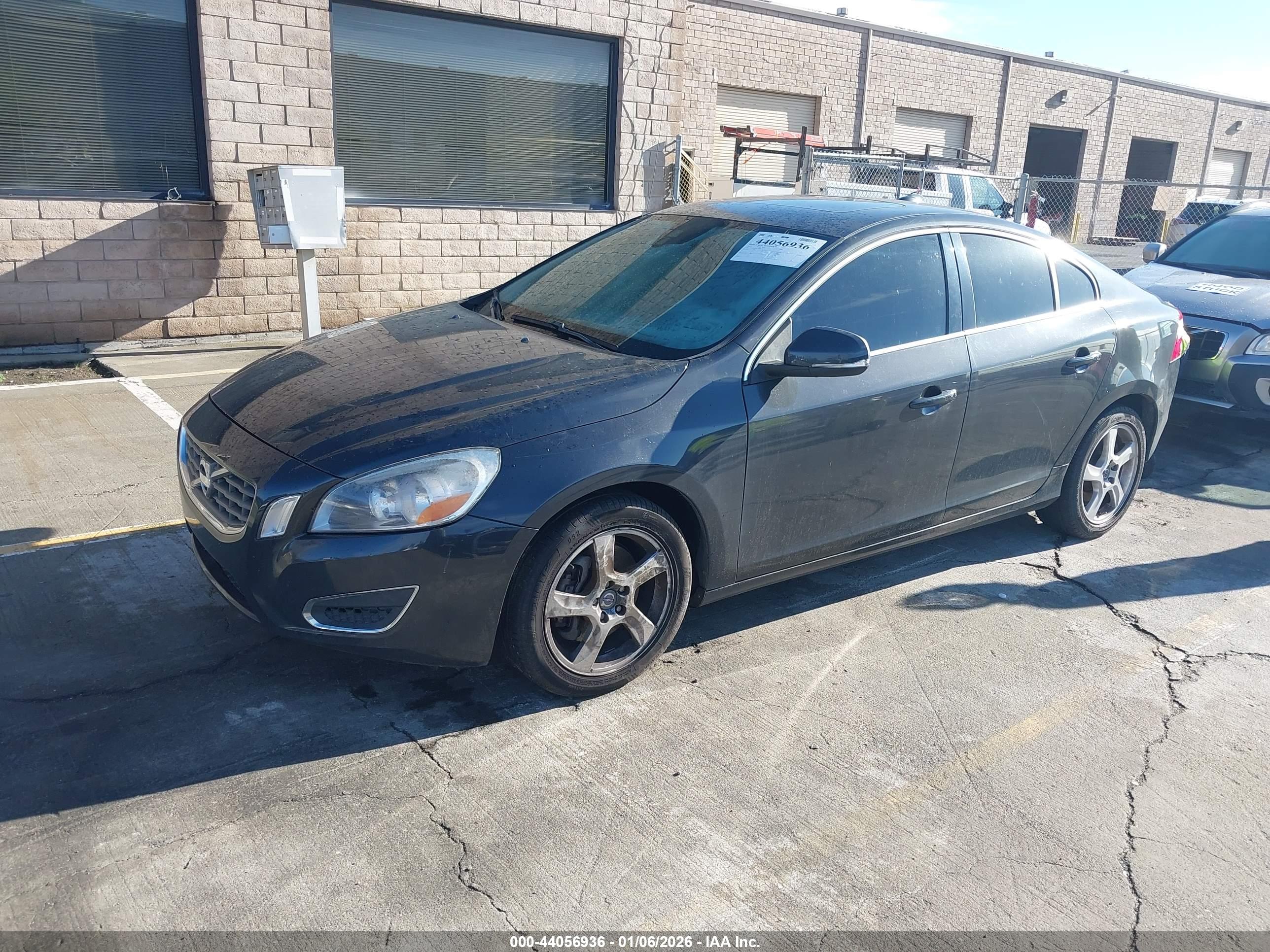 VOLVO S60 image 2