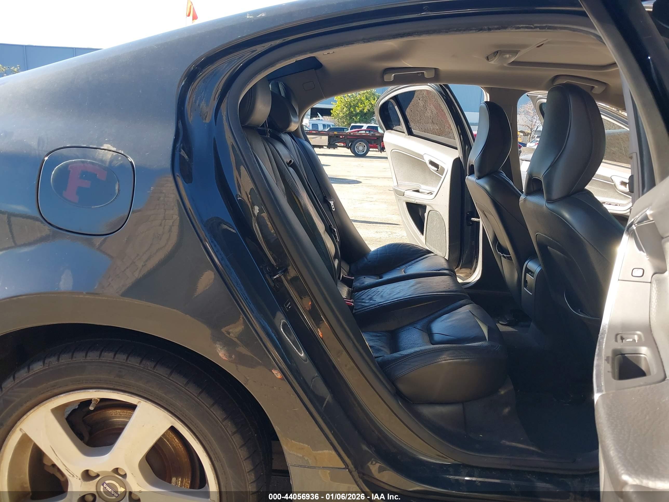 VOLVO S60 image 8