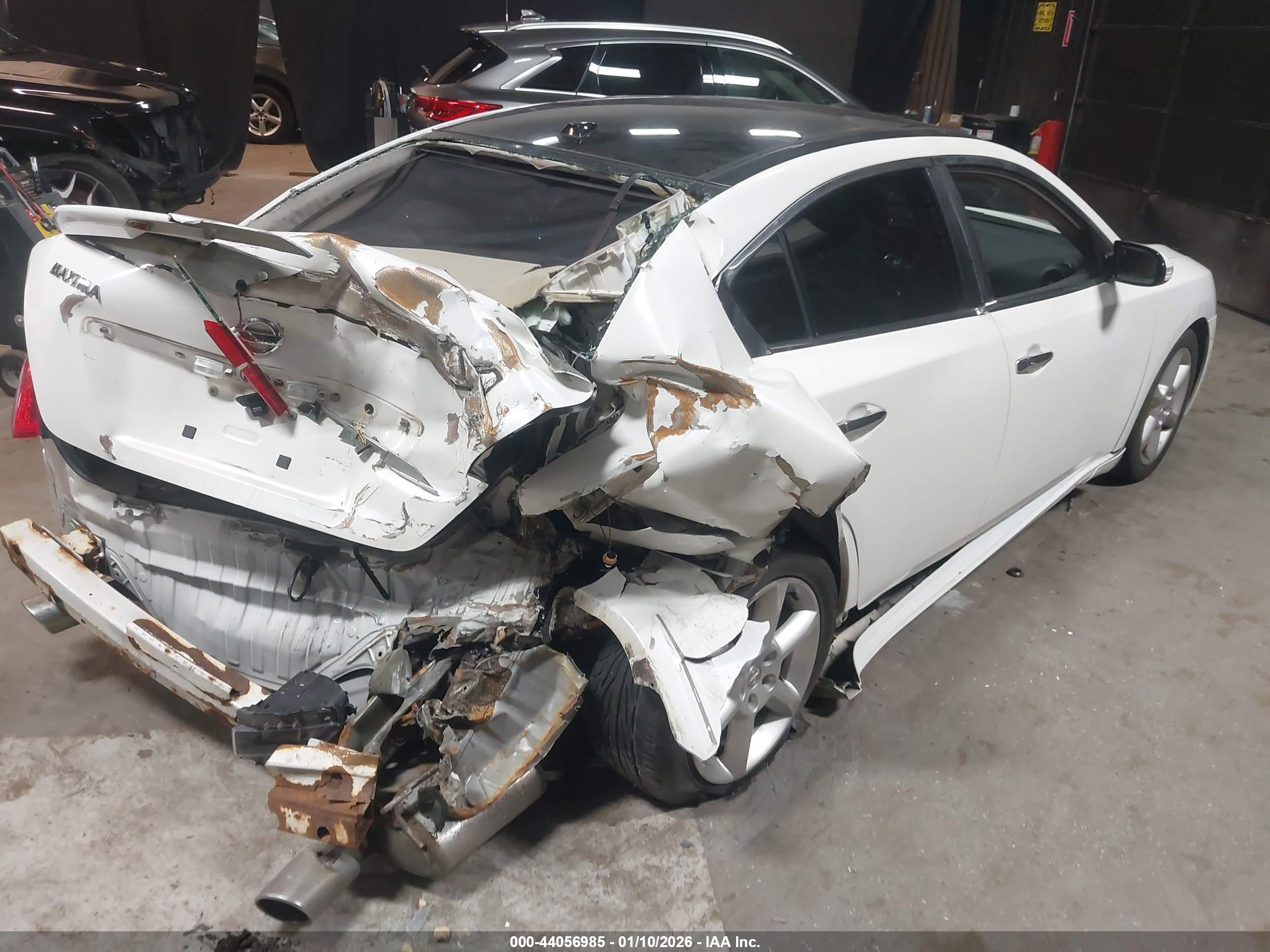 NISSAN MAXIMA image 4