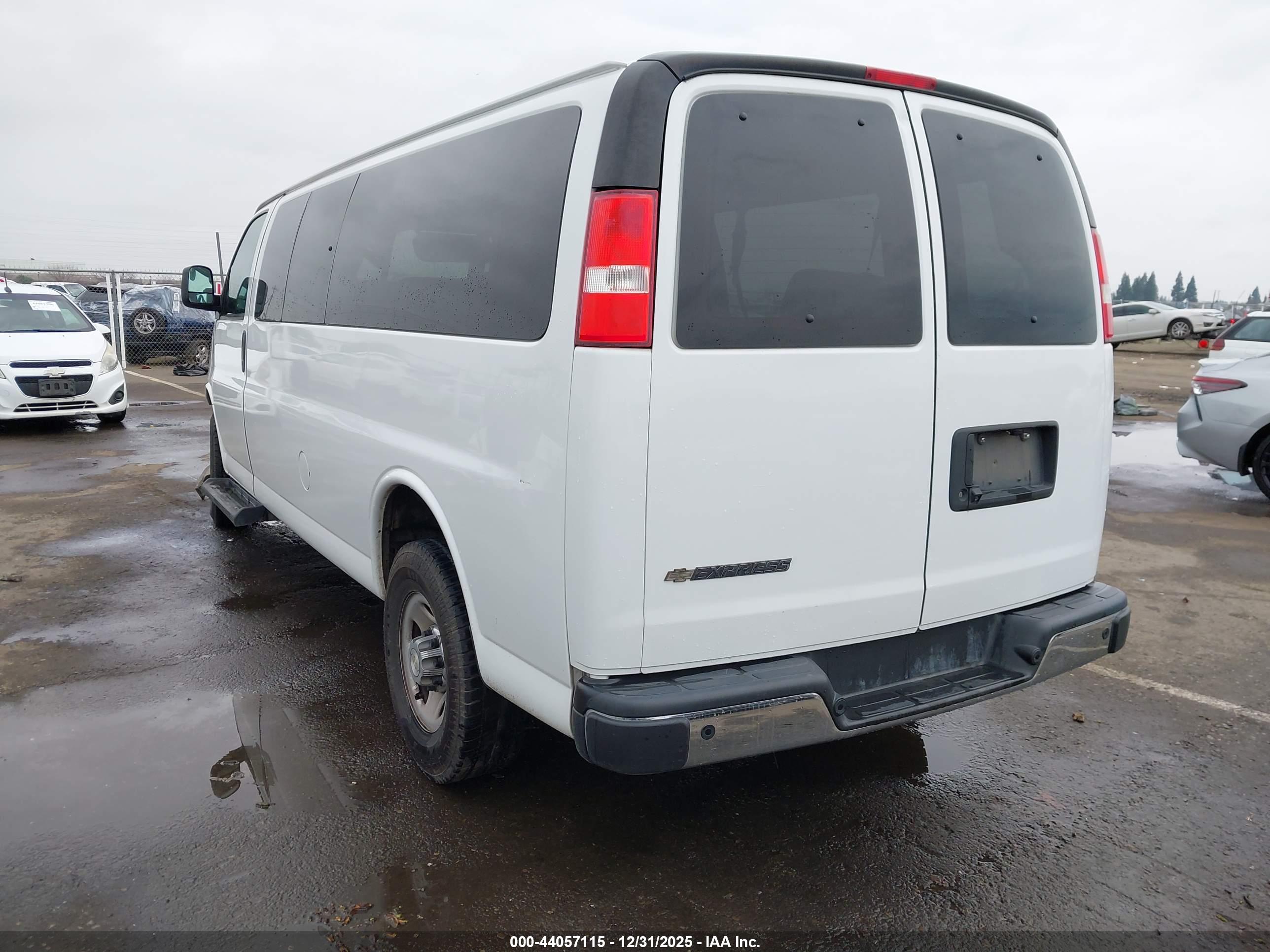 CHEVROLET EXPRESS image 3