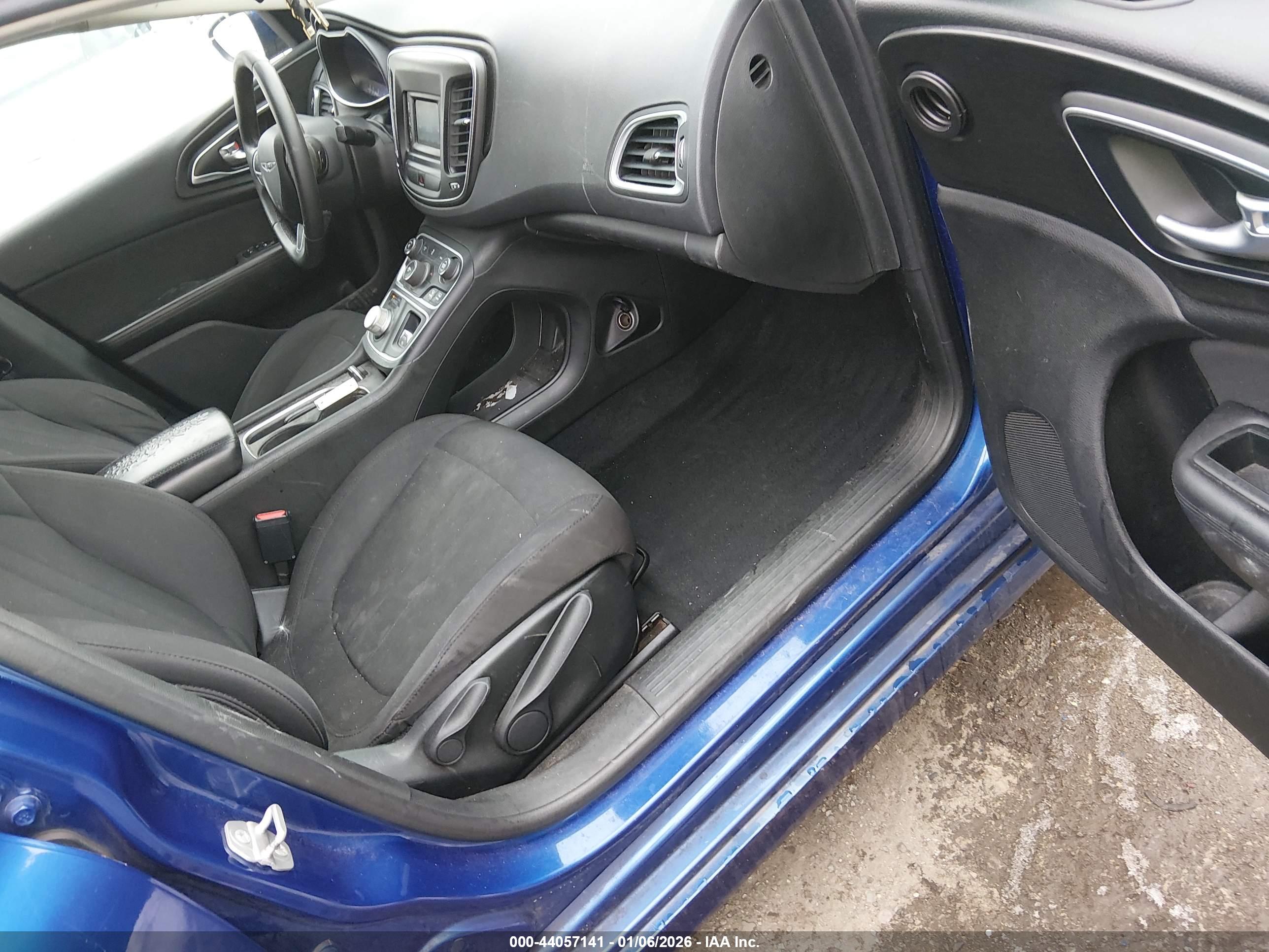 CHRYSLER 200 image 5