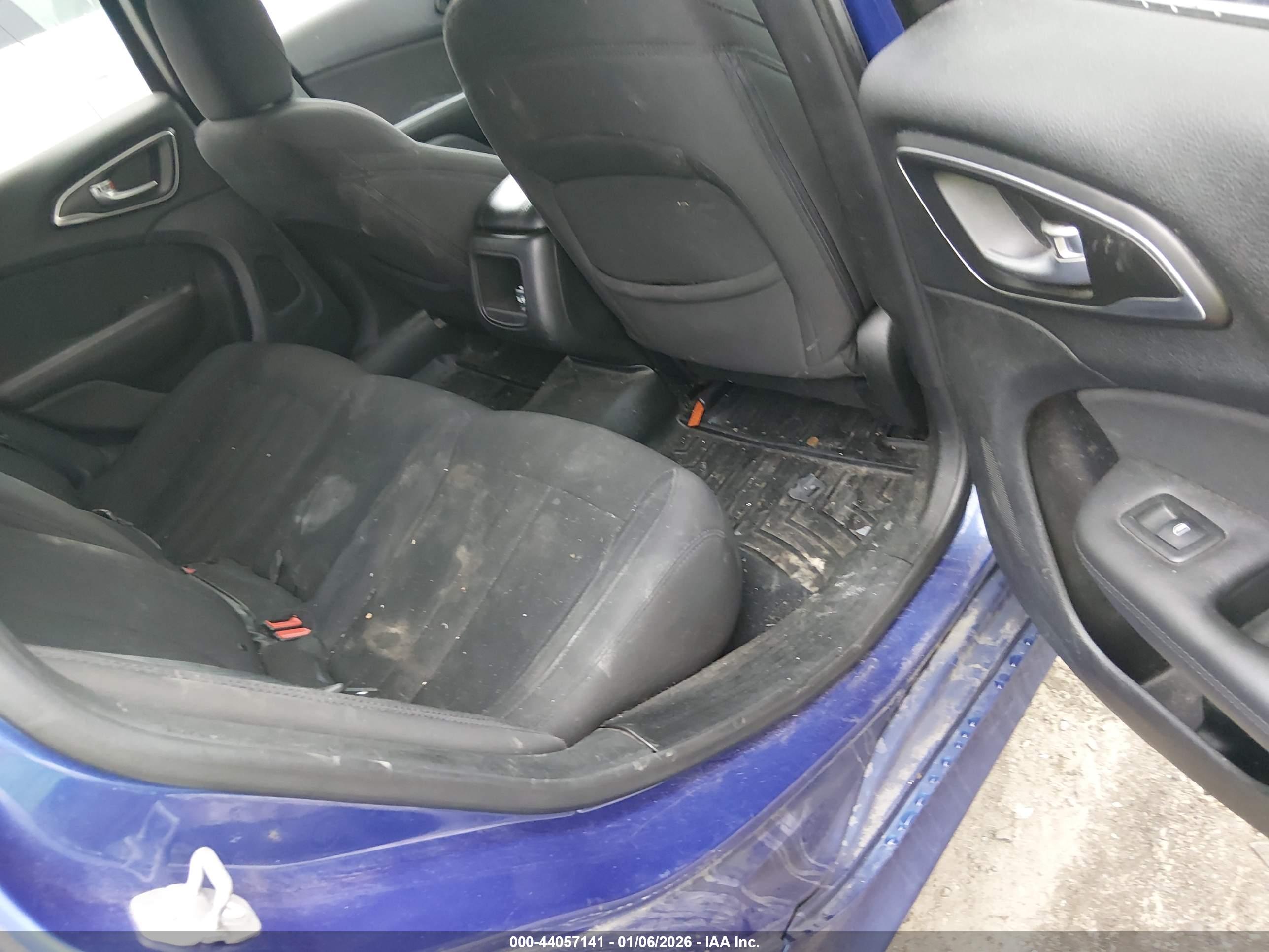 CHRYSLER 200 image 8