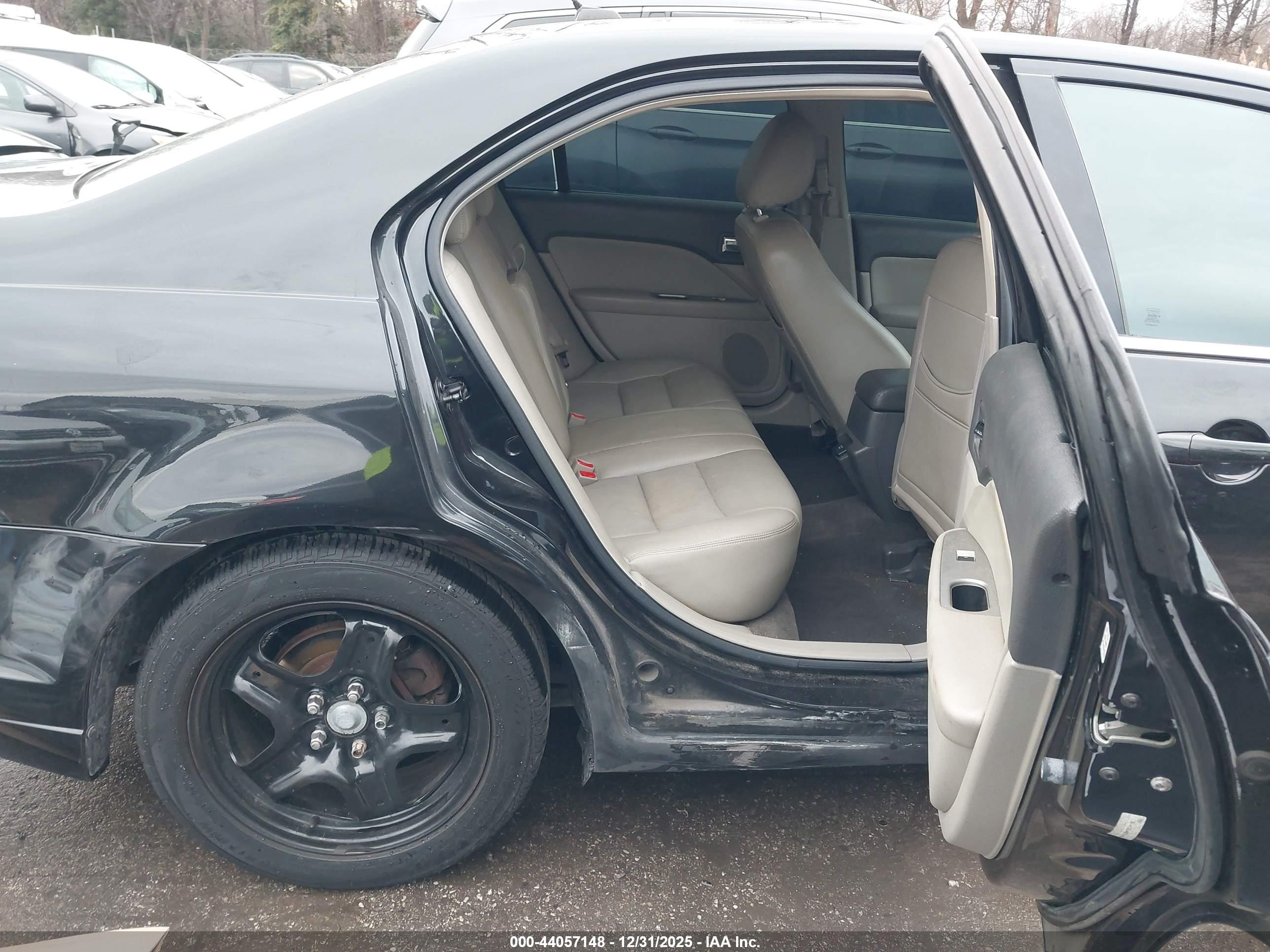 FORD FUSION image 8