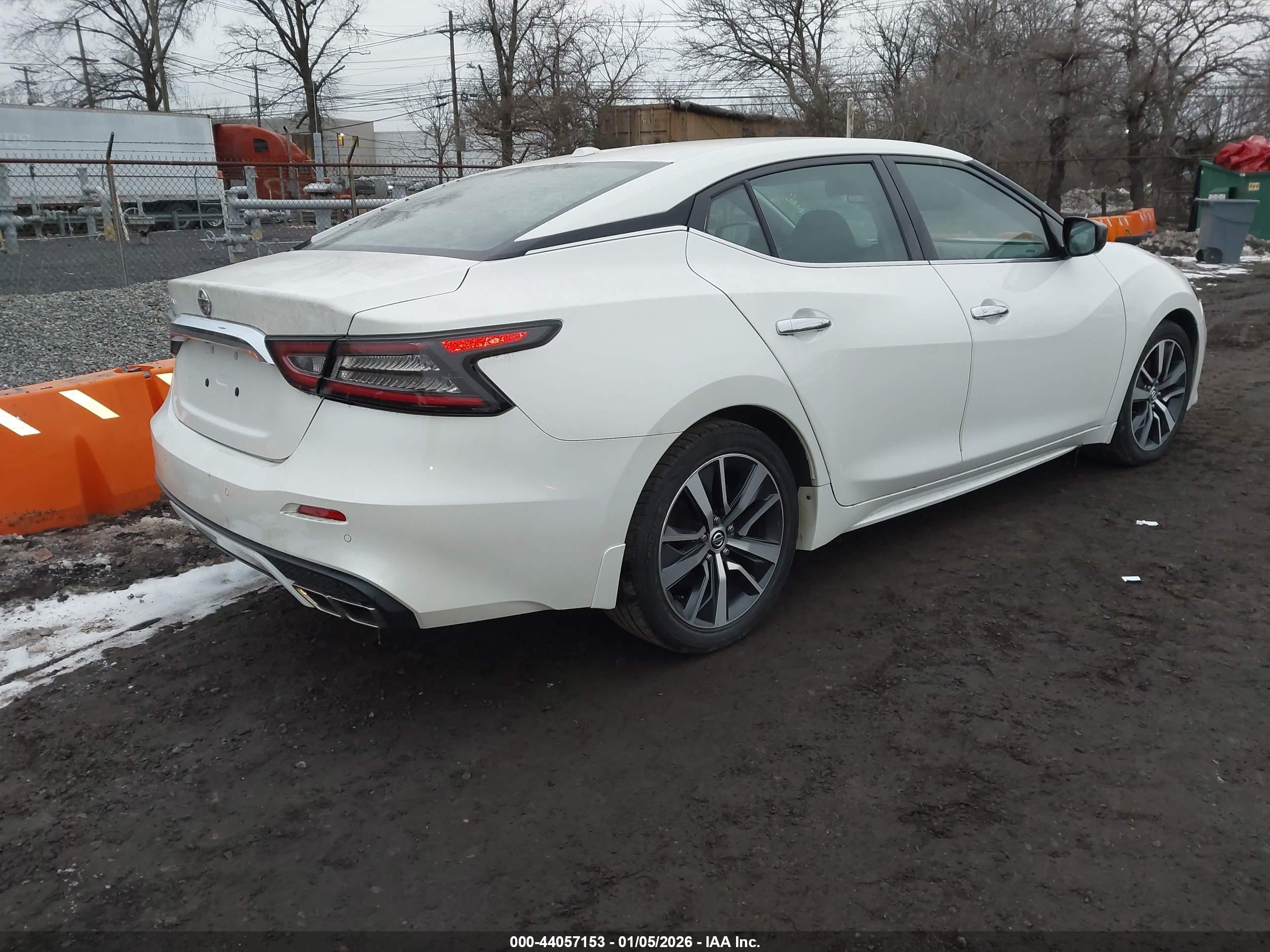 NISSAN MAXIMA image 4