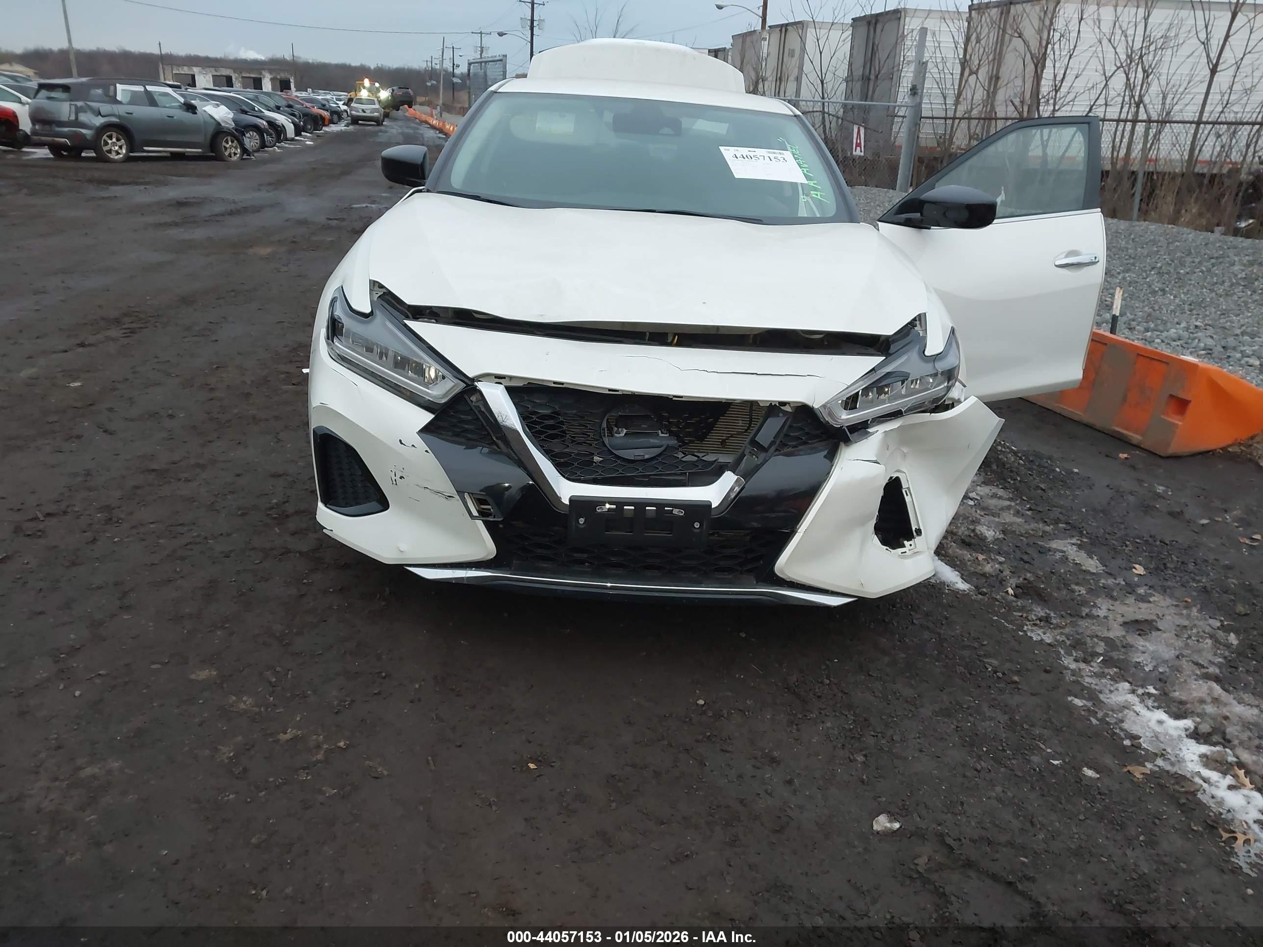 NISSAN MAXIMA image 6
