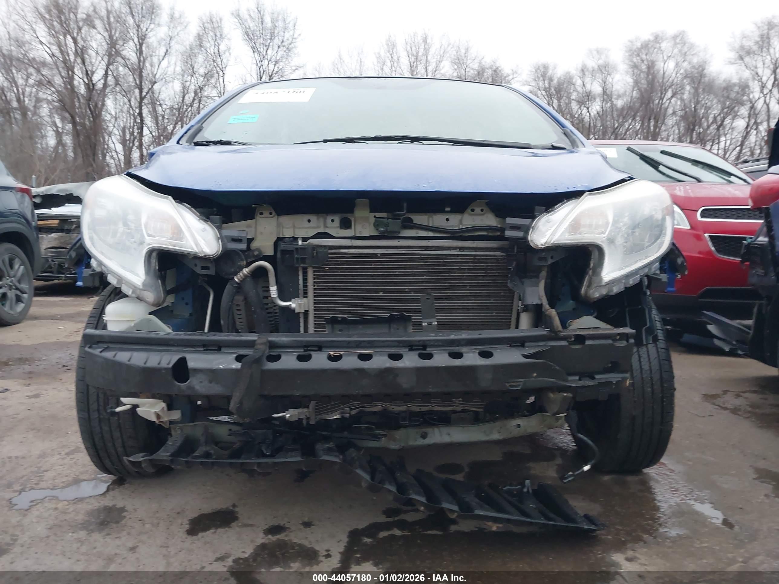 NISSAN VERSA image 6