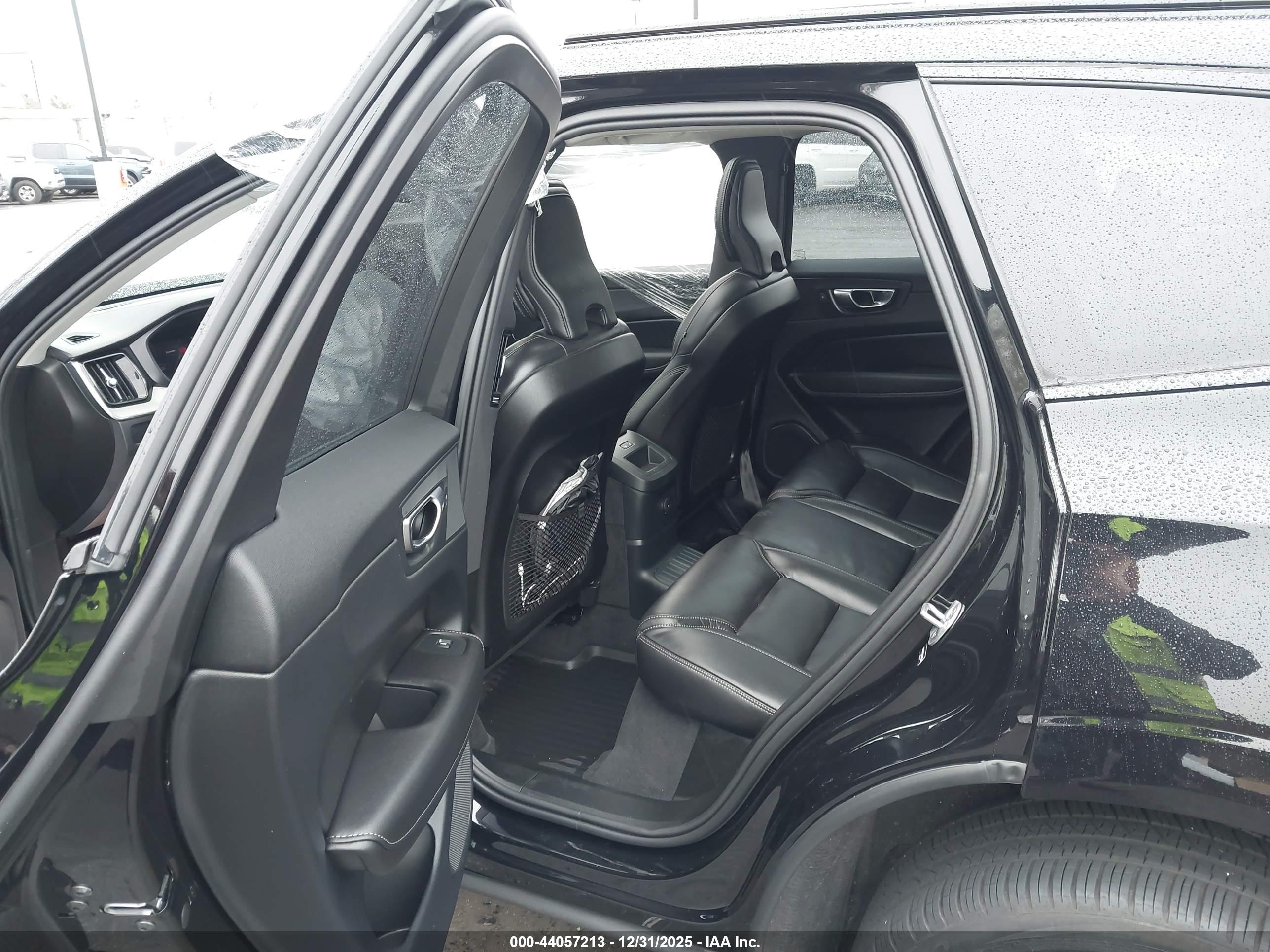 VOLVO XC60 image 8